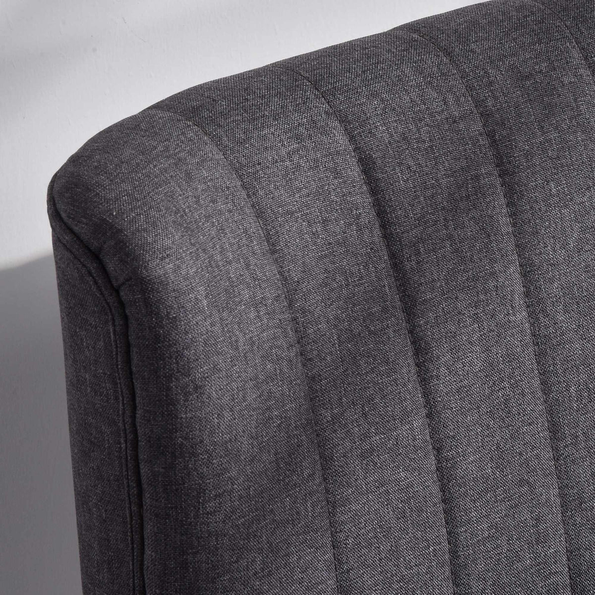 2-seters sofa, myke puter, lettstelt trekk, mørkegrå