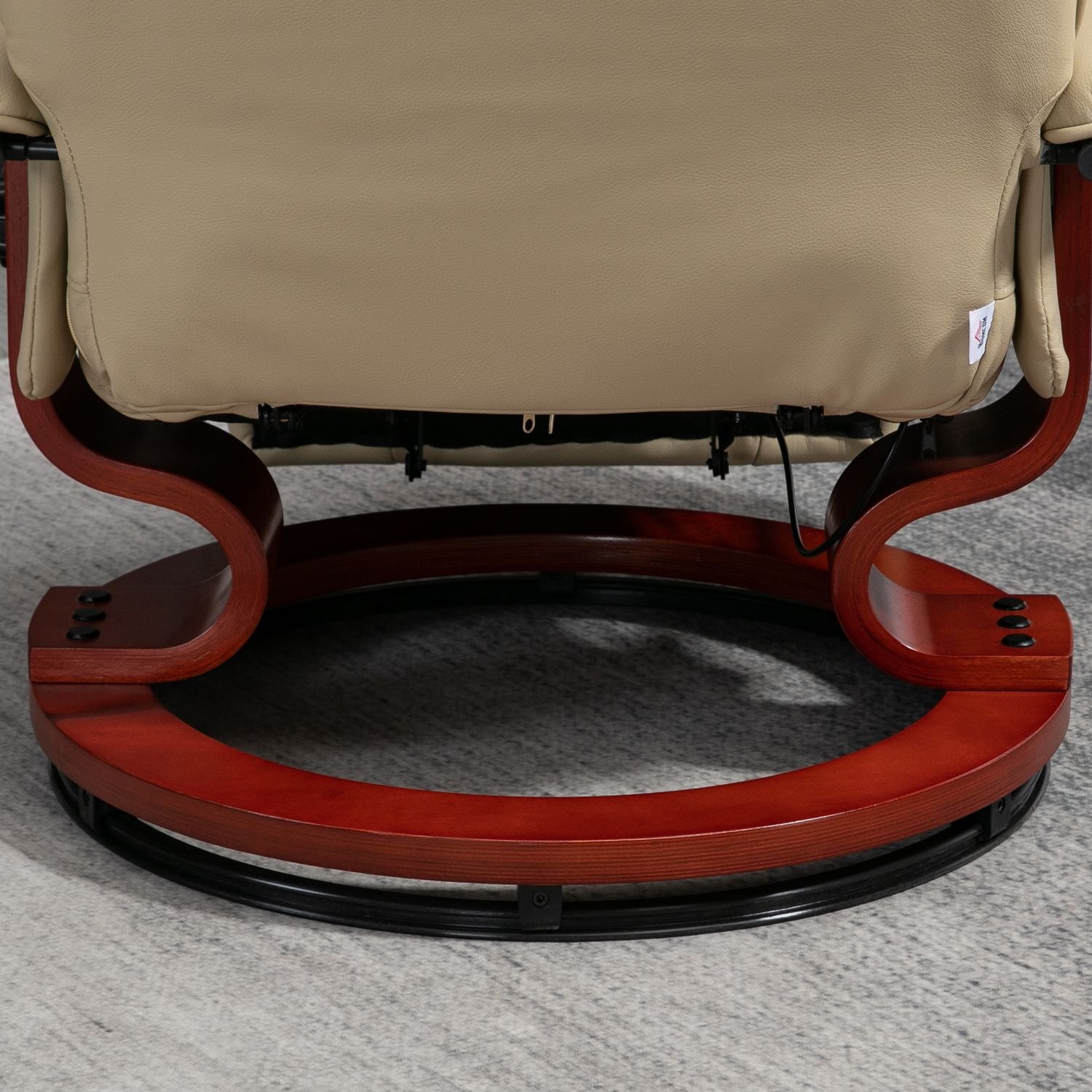 Gräddvit fåtölj i konstläder med fotstöd