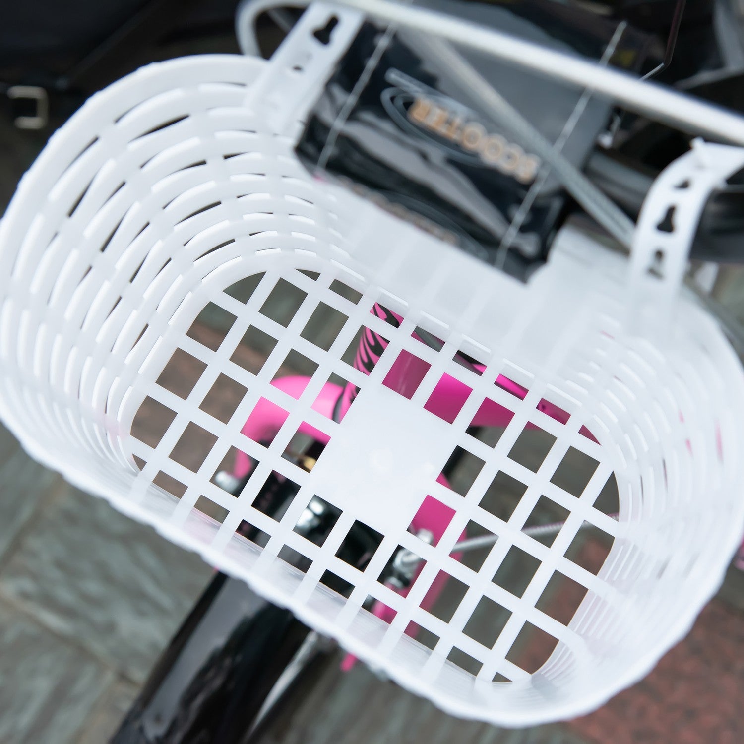 Barnsparkcykel i rosa och vit, justerbar höjd, med korg