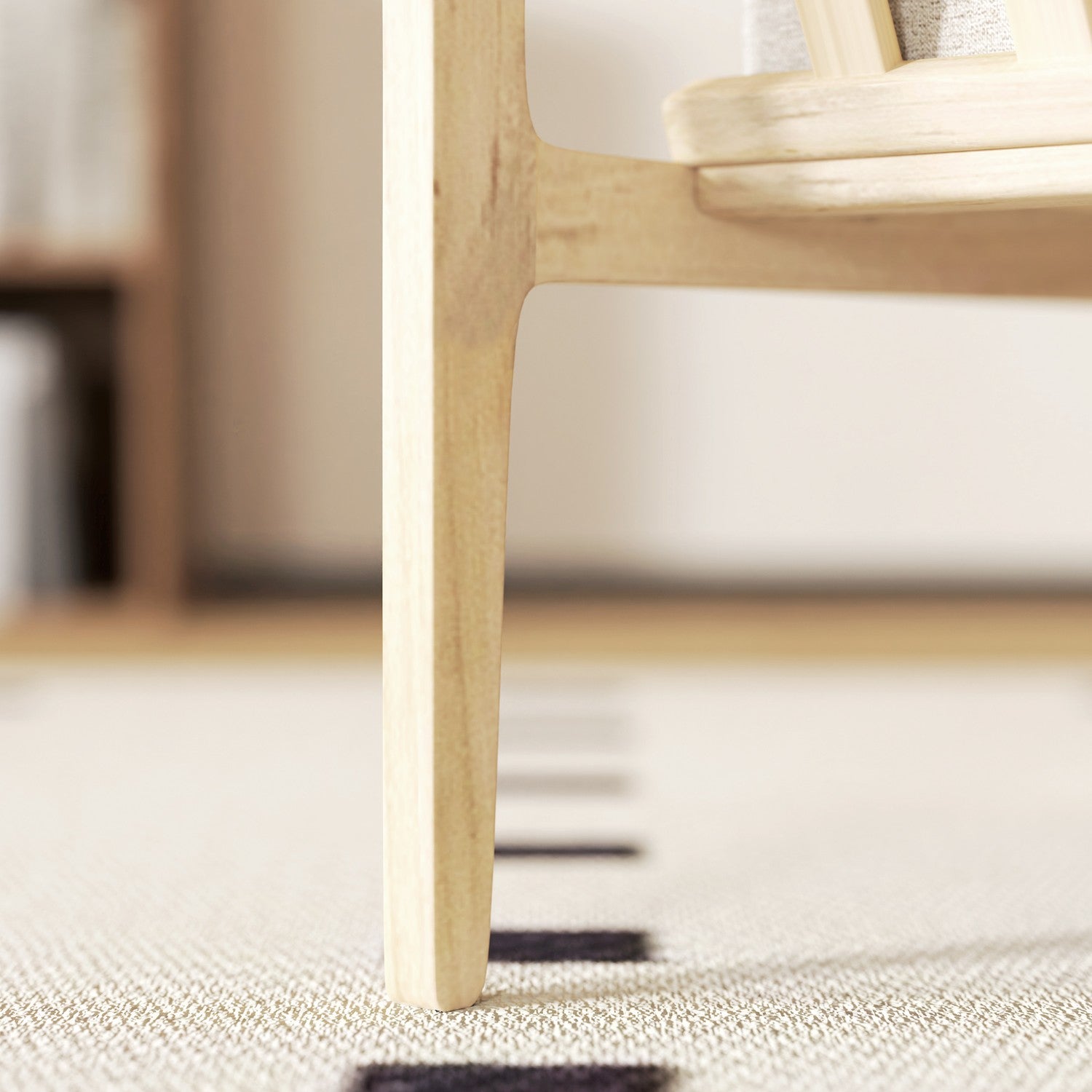 Beige fåtölj i linnelook med träben och avtagbara kuddar