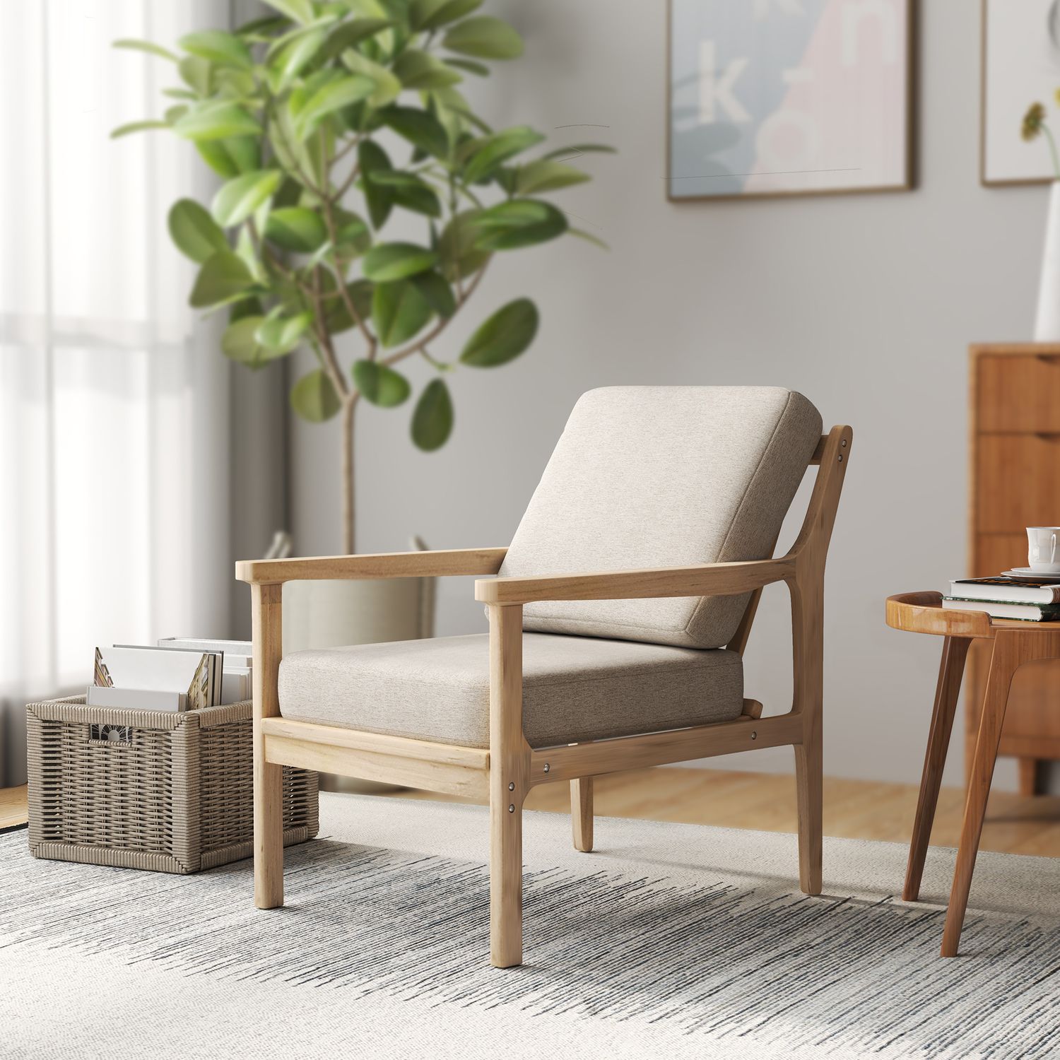 Beige fåtölj i linnelook med träben och avtagbara kuddar