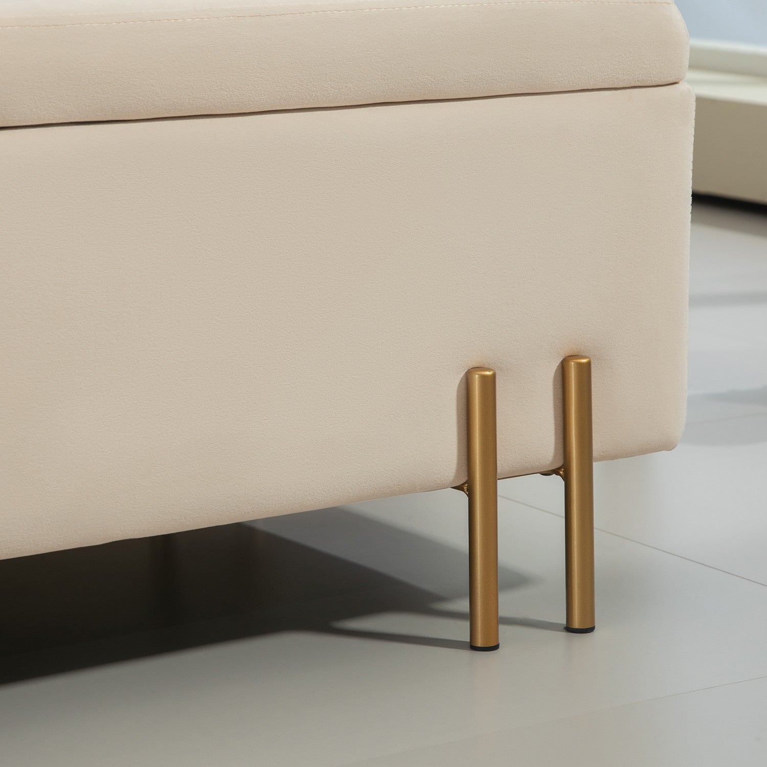 Beige sammetsklädd förvaringsbänk med träben