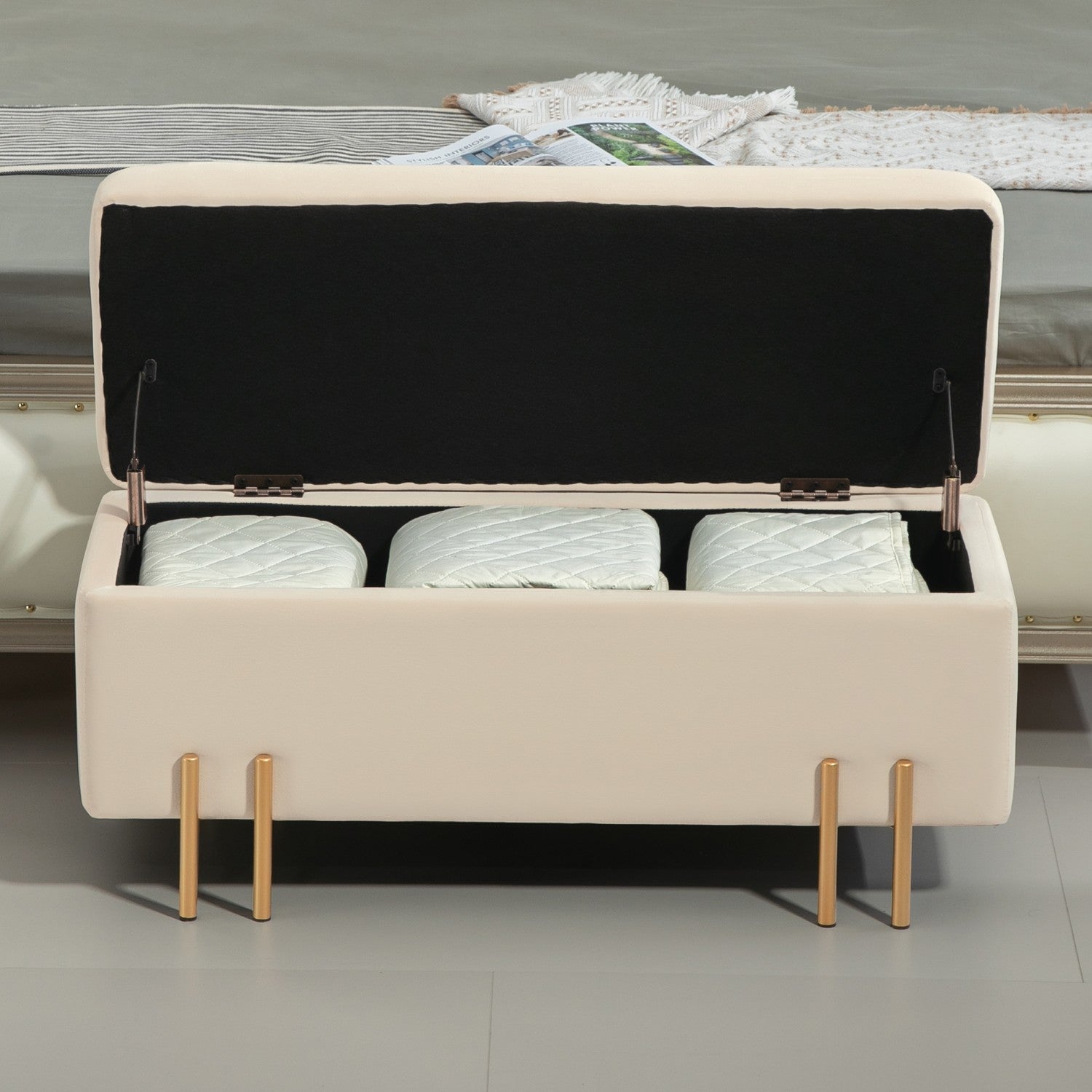 Beige sammetsklädd förvaringsbänk med träben