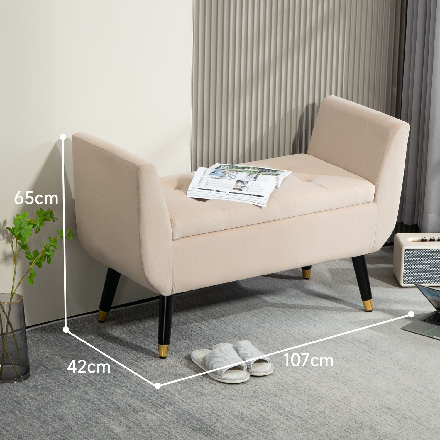 Beige stoppad förvaringsbänk med armstöd – sammetsfinish