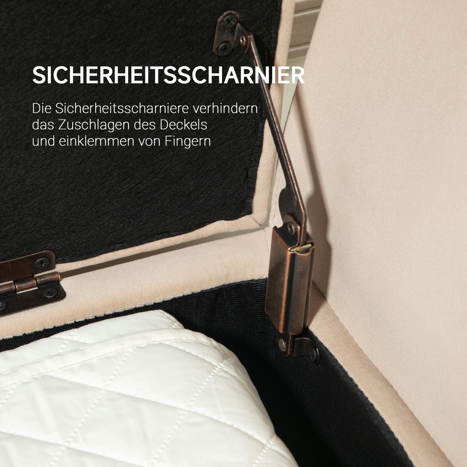 Beige stoppad förvaringsbänk med armstöd – sammetsfinish