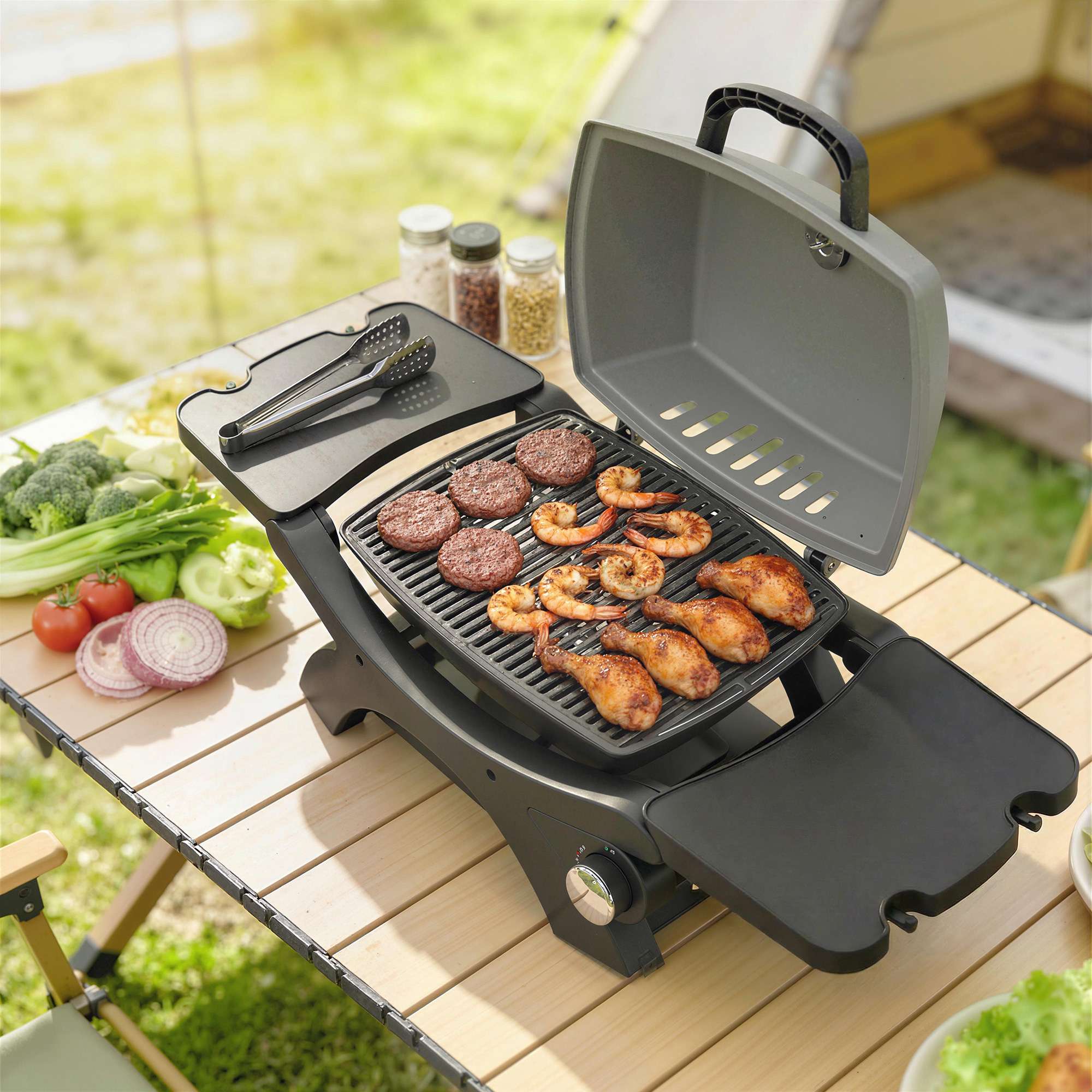 Bärbar gasgrill med 3,3 kW brännare och sidobord