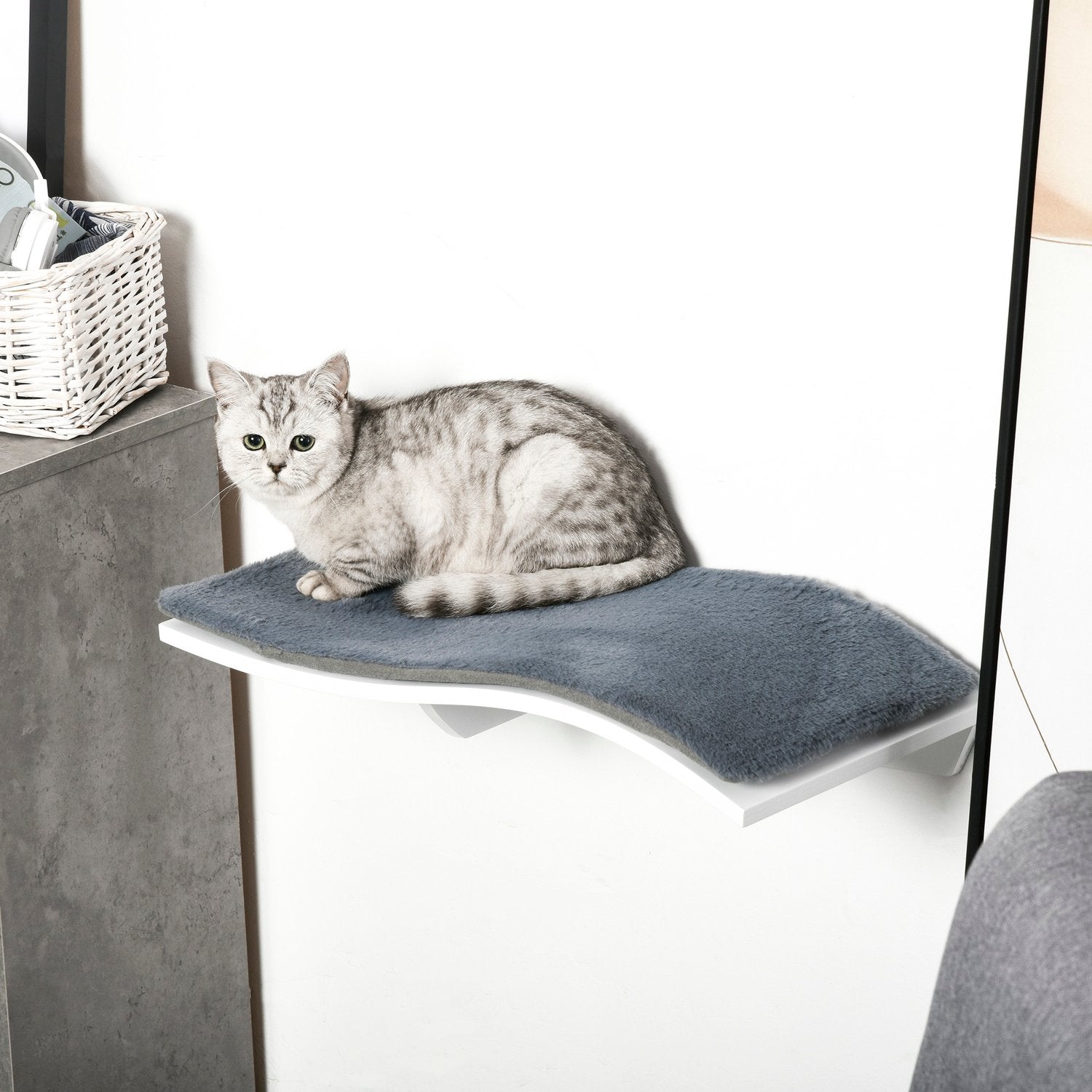 Vägghängd kattsäng med plyschkudde, vit/grå
