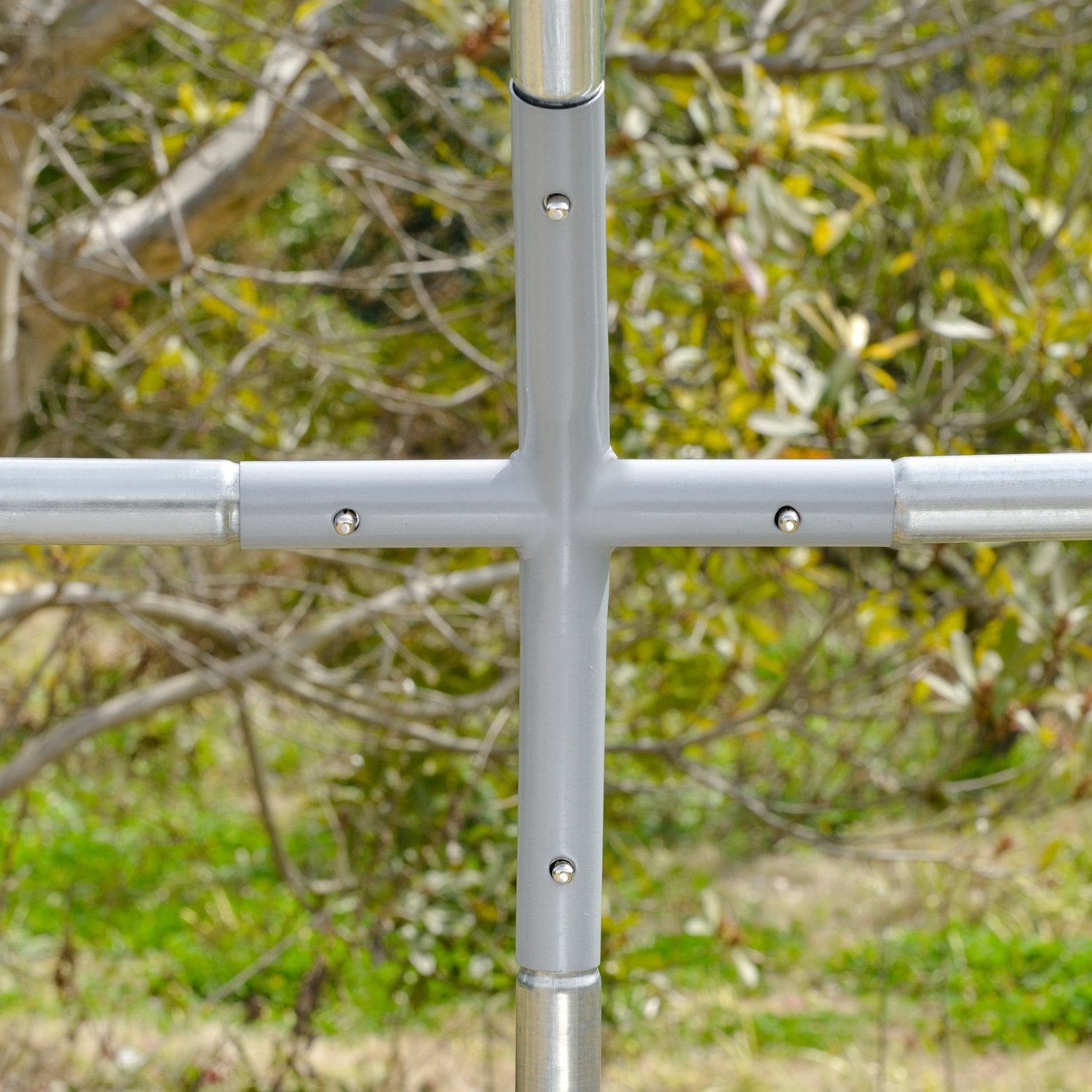 Utomhushönshus i stål med UV-skydd, dörr – Passar 6-12 kycklingar