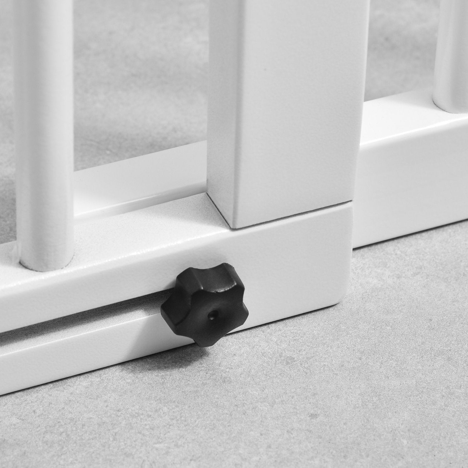 Dog Safety Gate – Fristående trä med lättåtkomlig dörr, vit