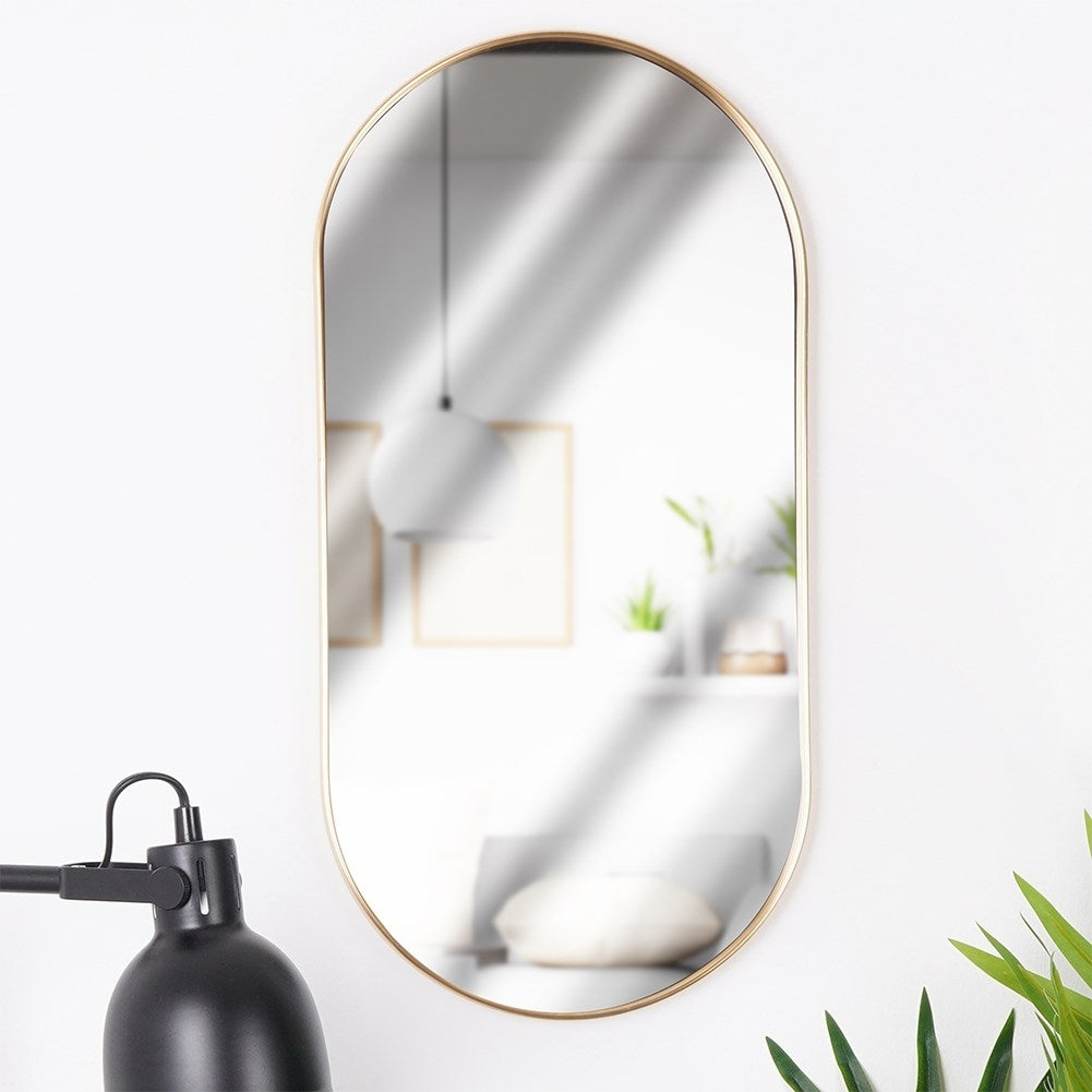 Elegant ovalt väggspegel med guldmetallram, flexibel upphängning