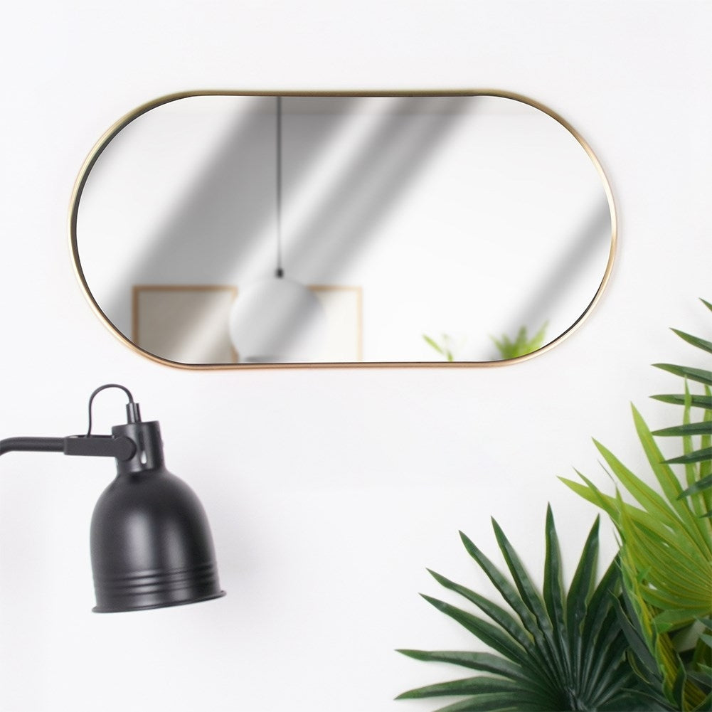 Elegant ovalt väggspegel med guldmetallram, flexibel upphängning