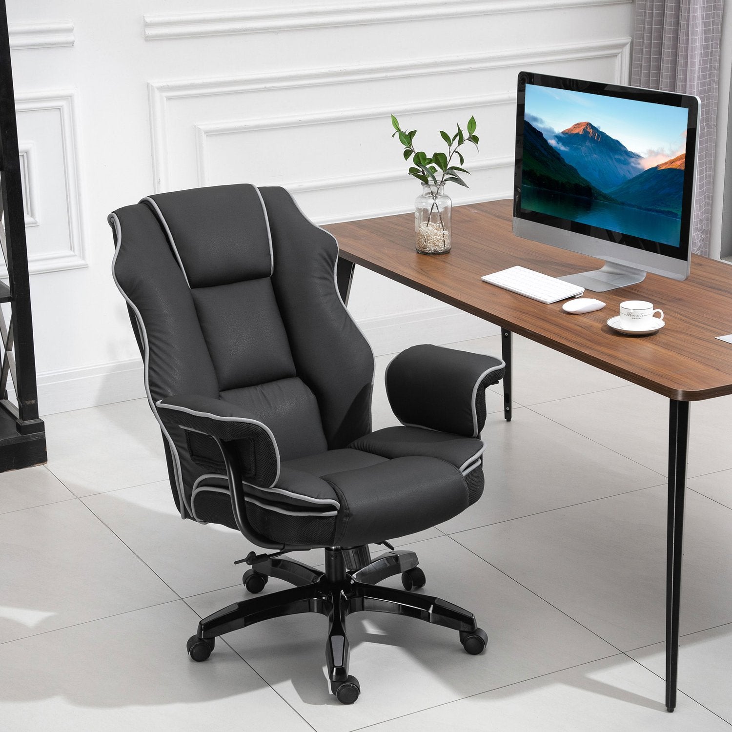 Ergonomisk kontorsstol i svart konstläder, justerbar med armstöd