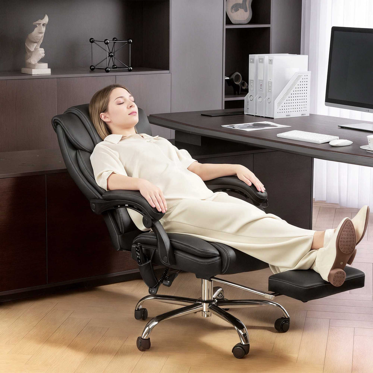 Ergonomisk kontorstol med massasje, fotstøtte, svart skinn