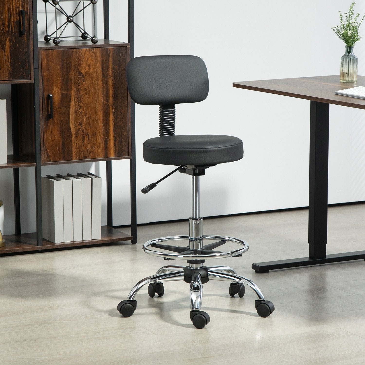 Ergonomisk svart kontorsstol med fotring, justerbar vridbar