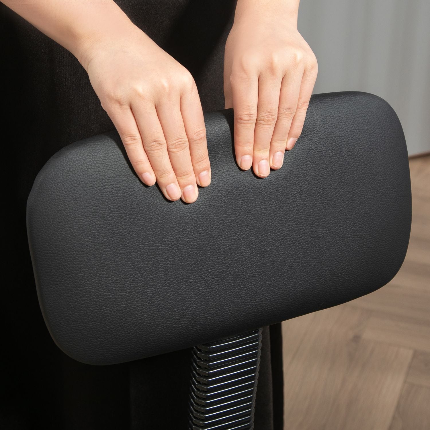 Ergonomisk svart kontorsstol med fotring, justerbar vridbar