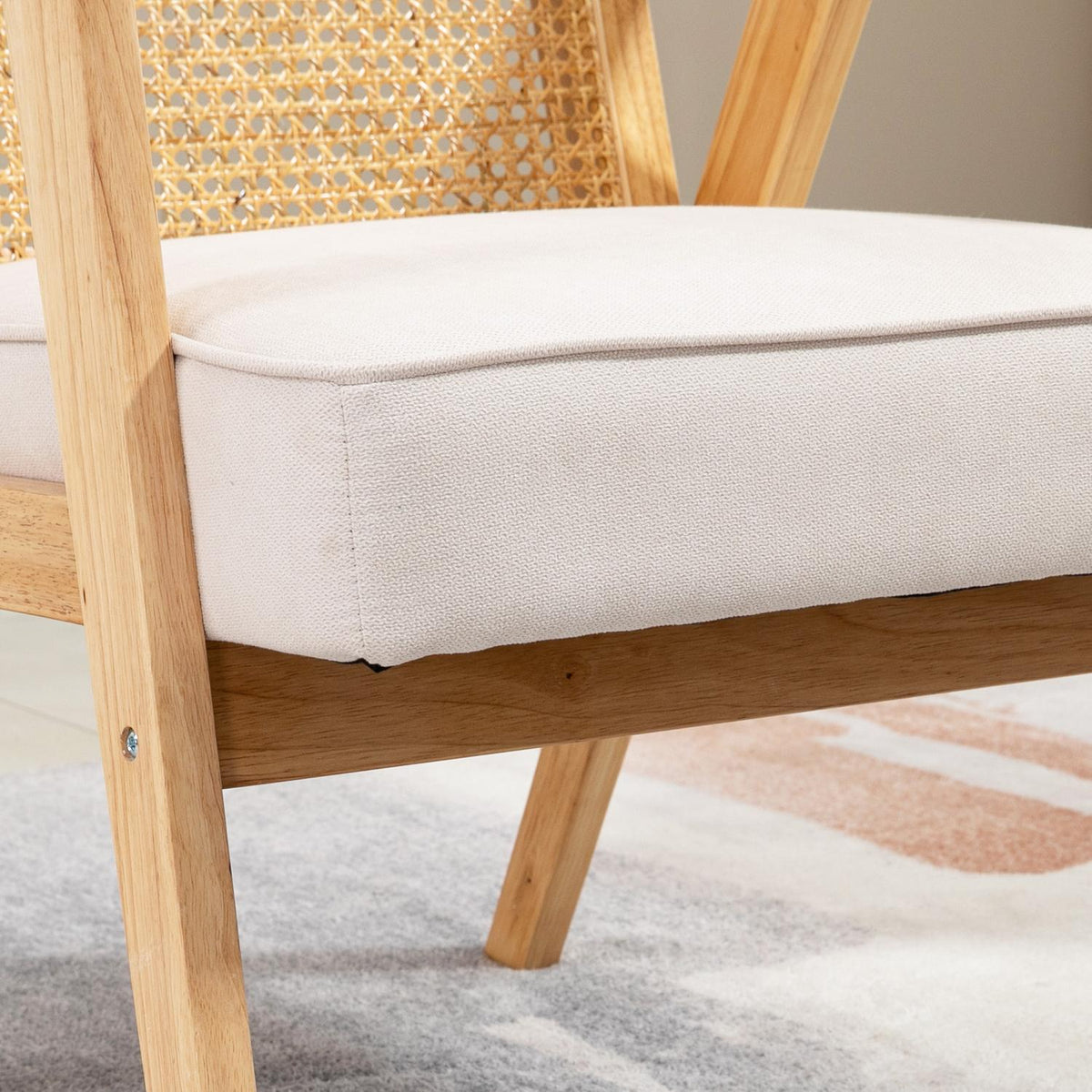 Exotisk stoppad stol, gummiträ, sittdyna i linnelook, 63L x 69W x 78H cm, krämvit