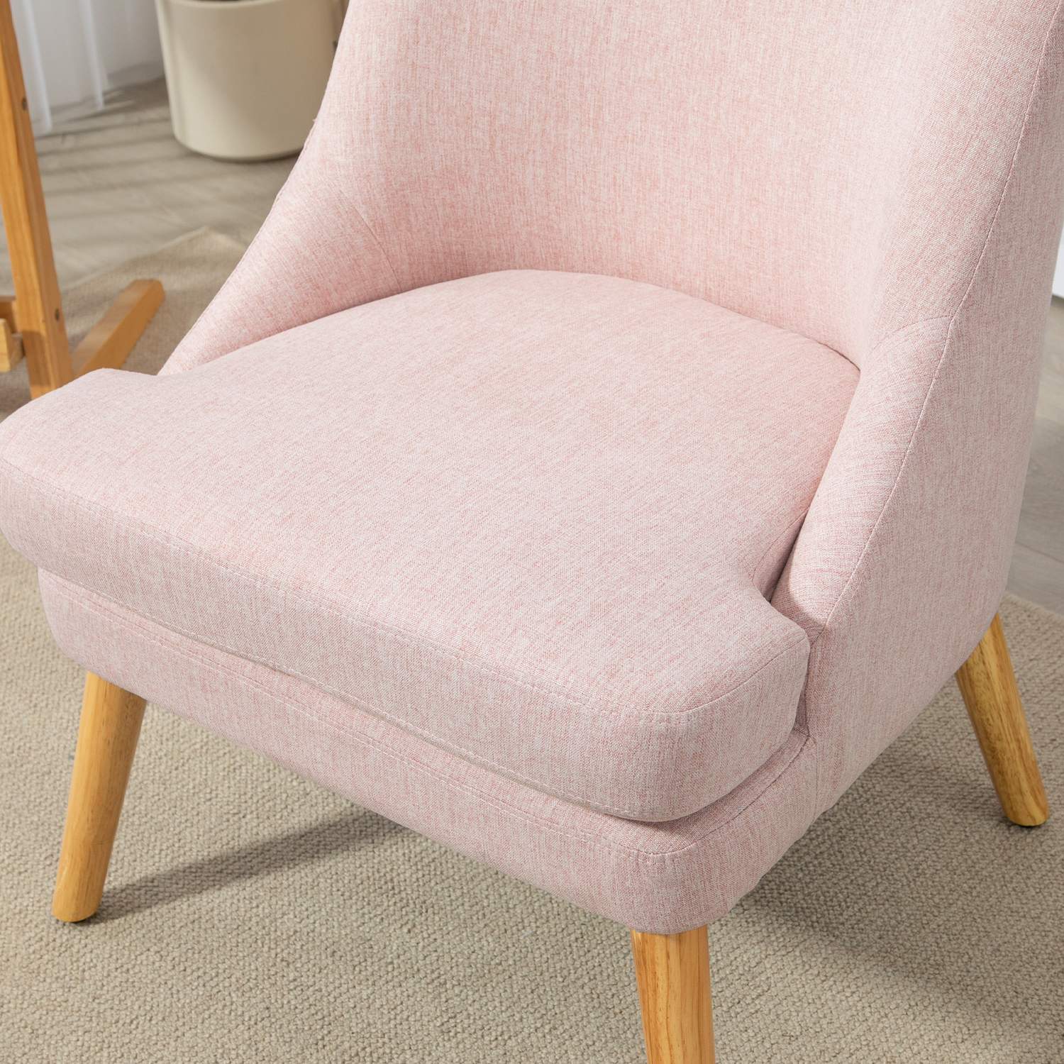 Rosa loungestol i linne-look med armstöd, träben