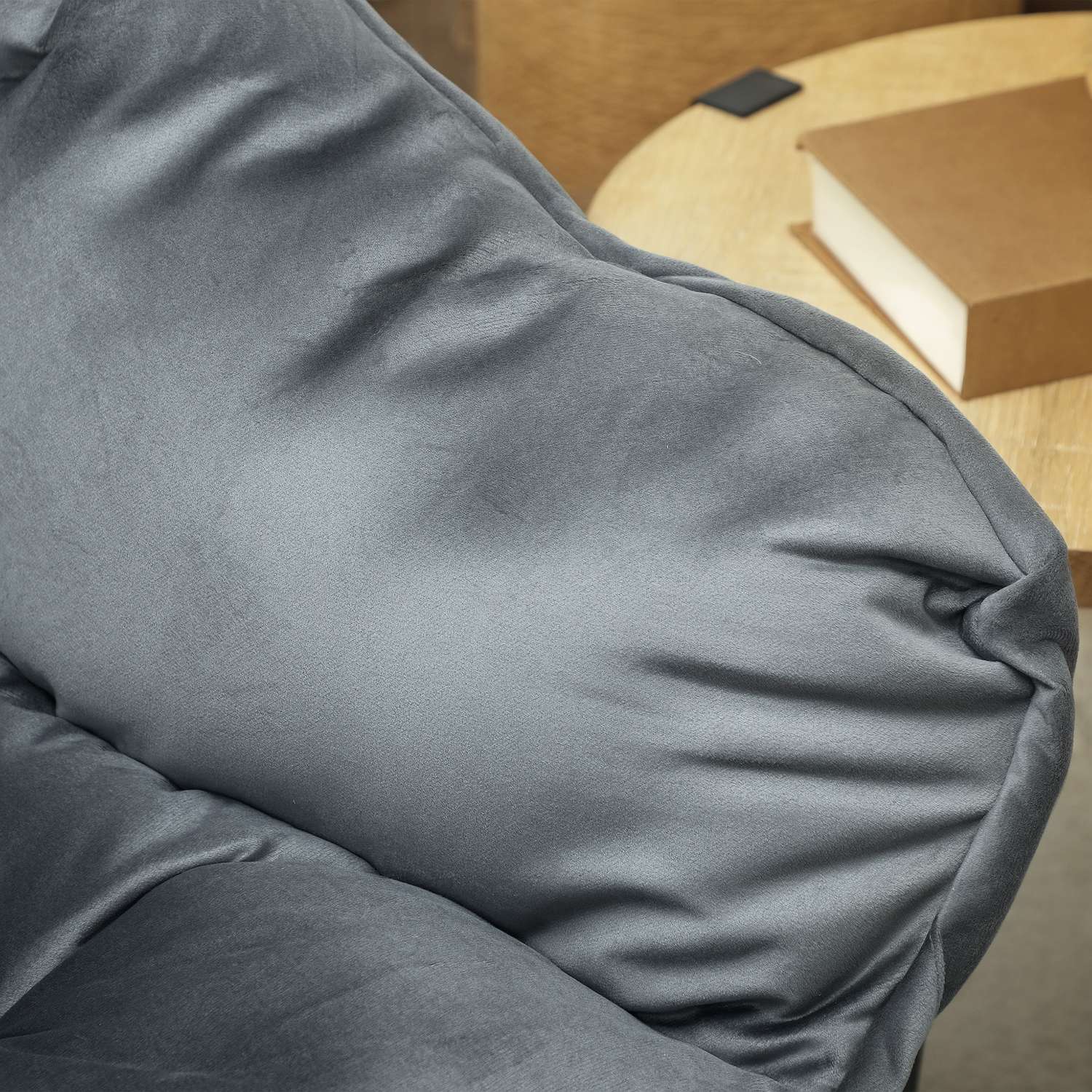 Grey Velvet Lounge Chair med sidoficka och stålben