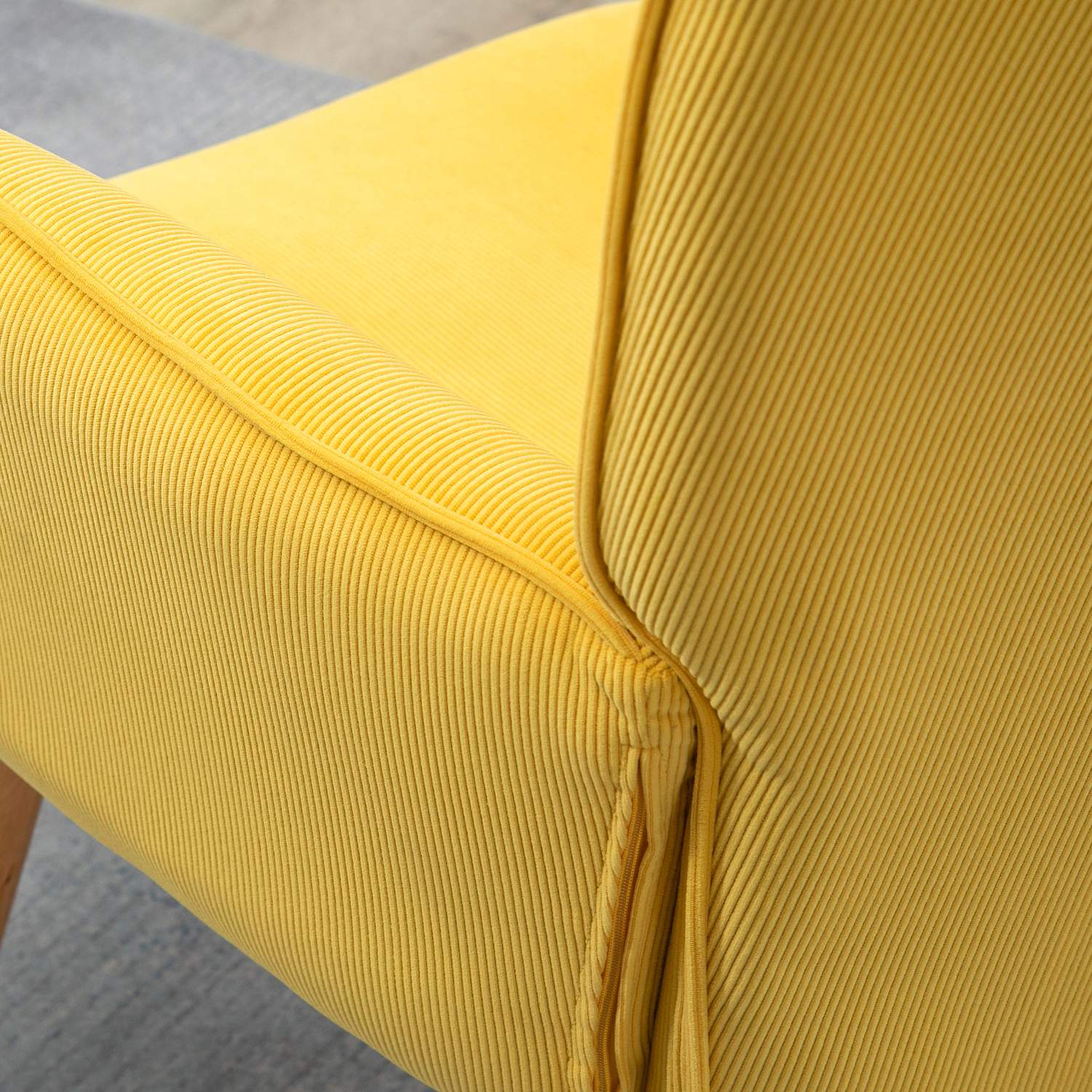 Gul Corduroy Wing Chair med pall – Wooden Legs Fåtölj