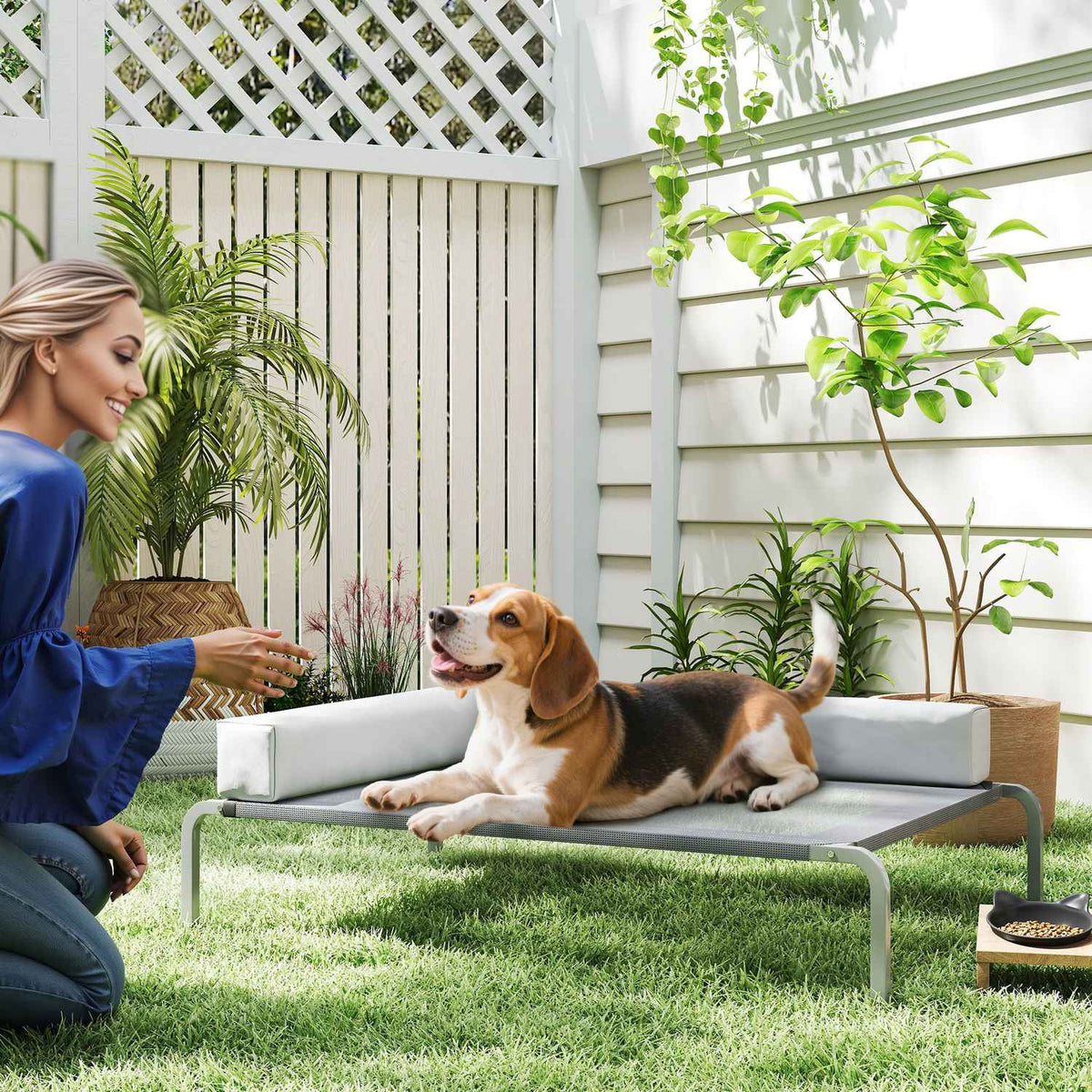 Utendørs hundeseng, hevet hundeseng for mellomstore hunder, med L-formet pute, 110x75x30 cm, lysegrå