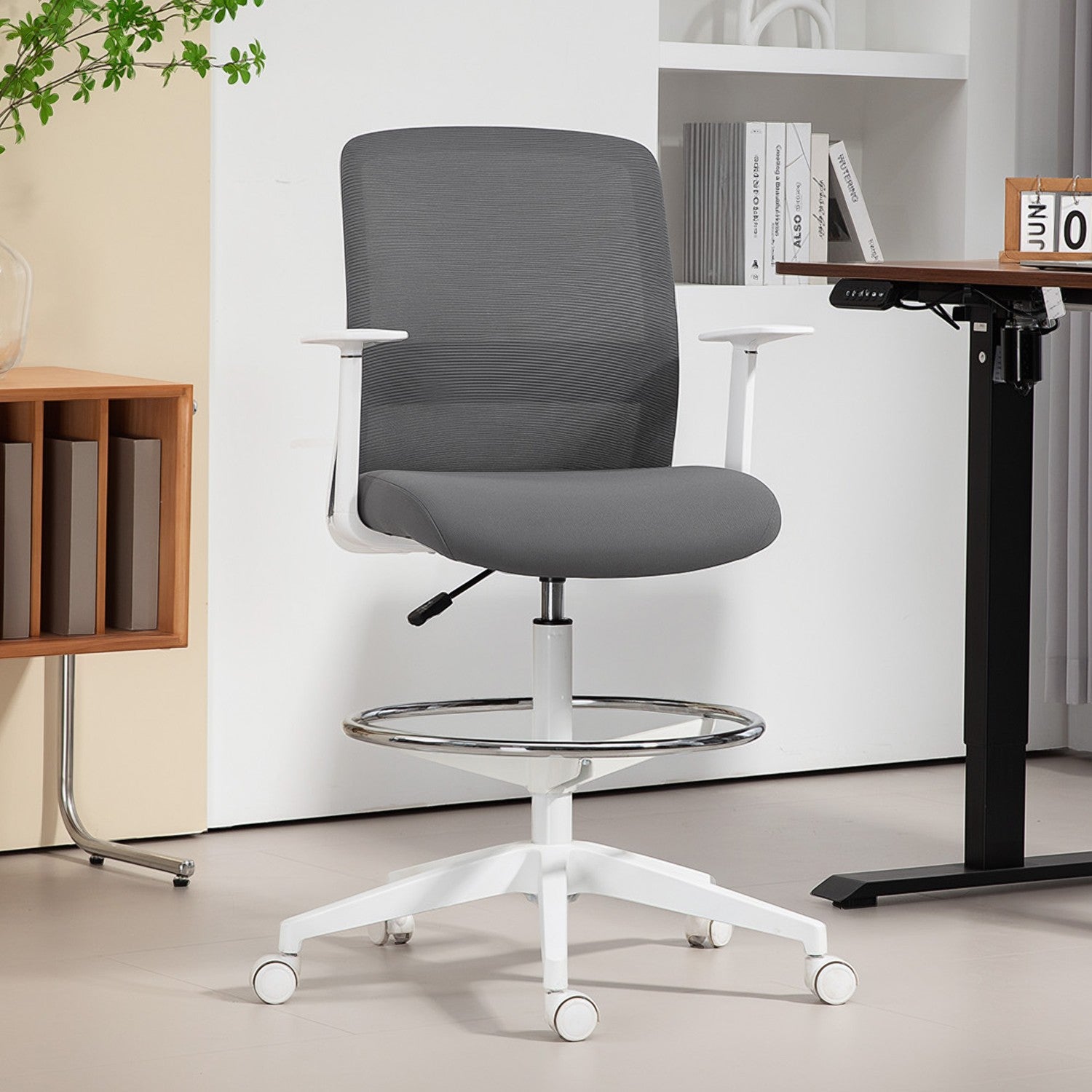 Justerbar kontorsstol i ergonomisk mesh med fotstöd