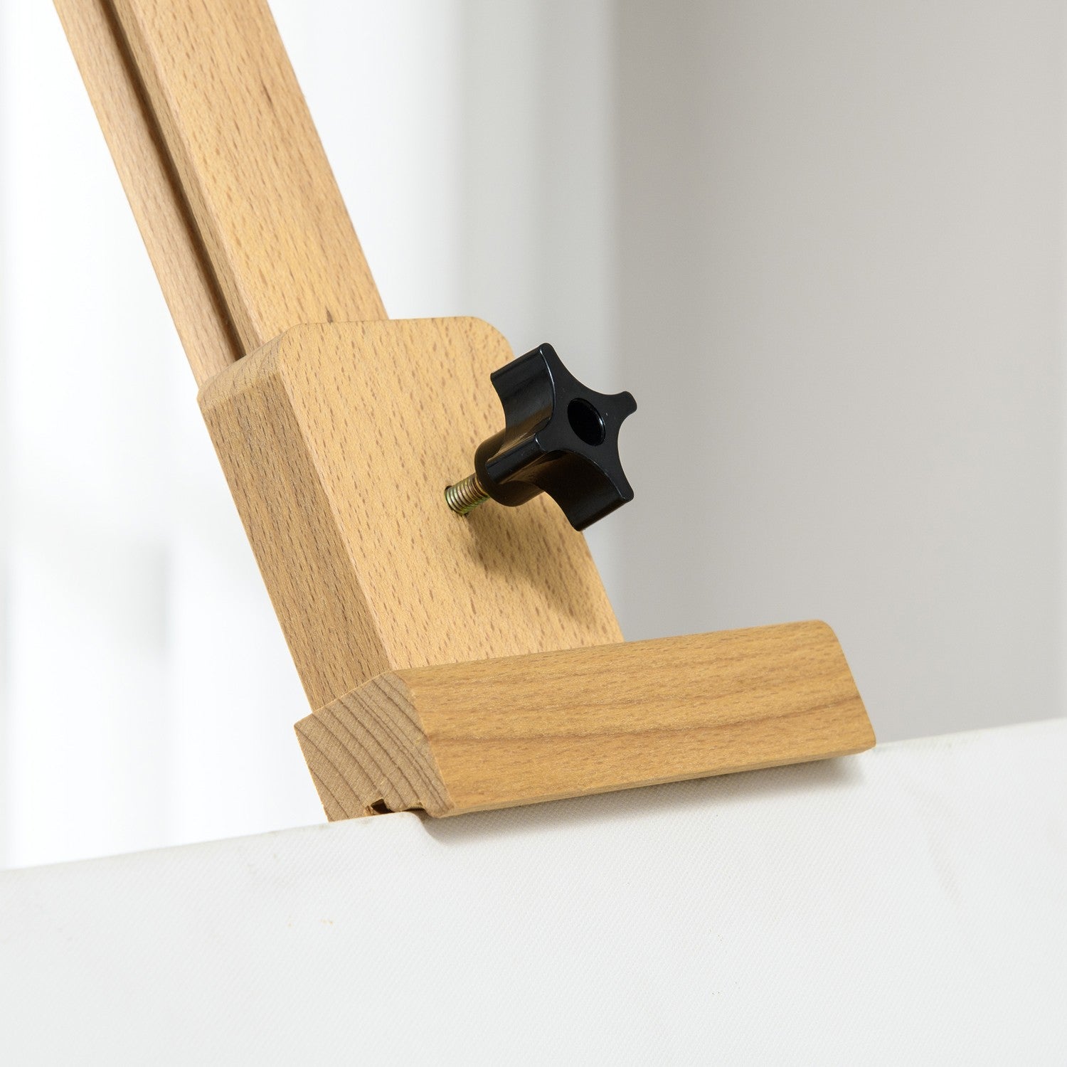 Justerbar trästafli 180-235 cm med hylla och canvashållare
