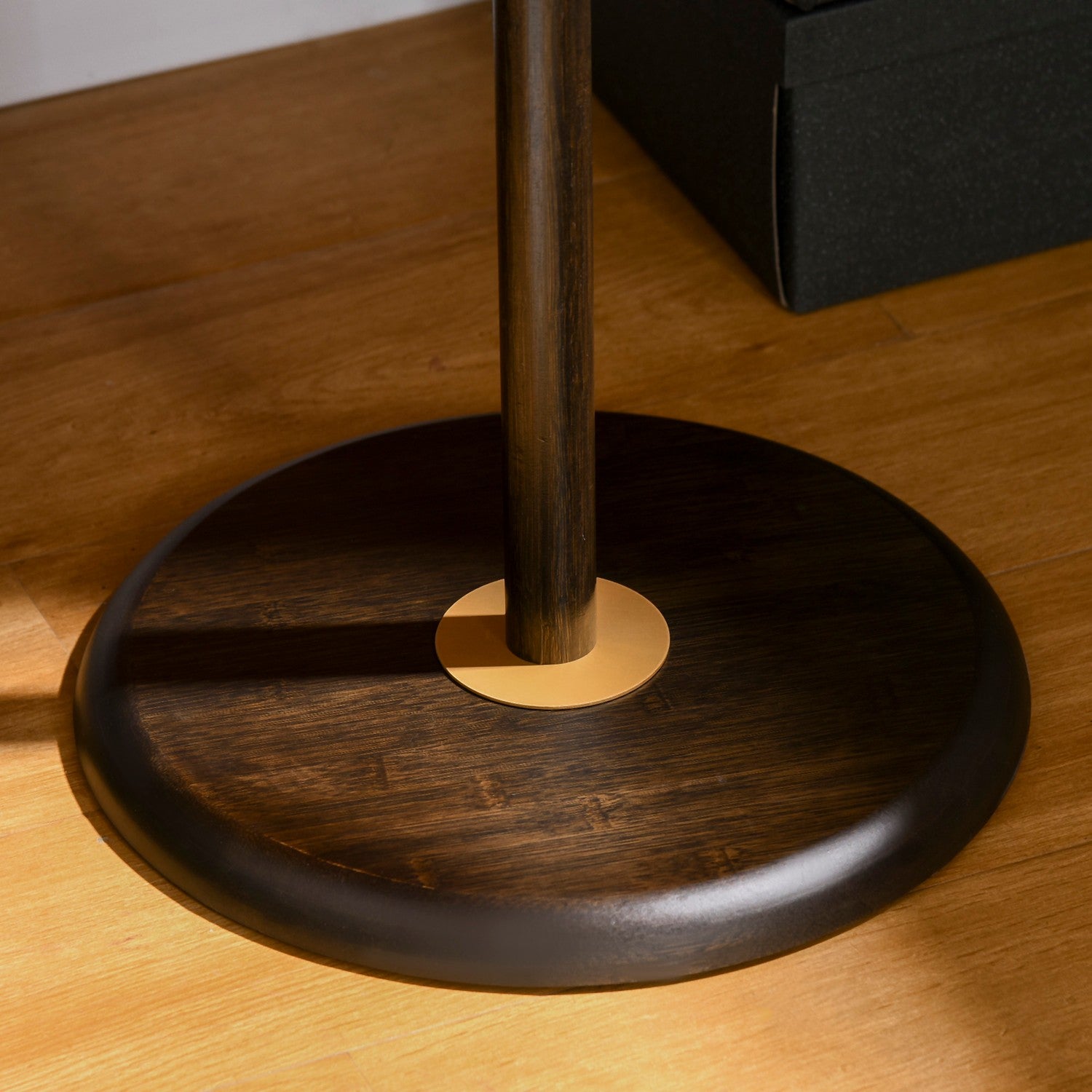 Stående metallklädhängare, 6 krokar, valnötsfinish, 180 cm