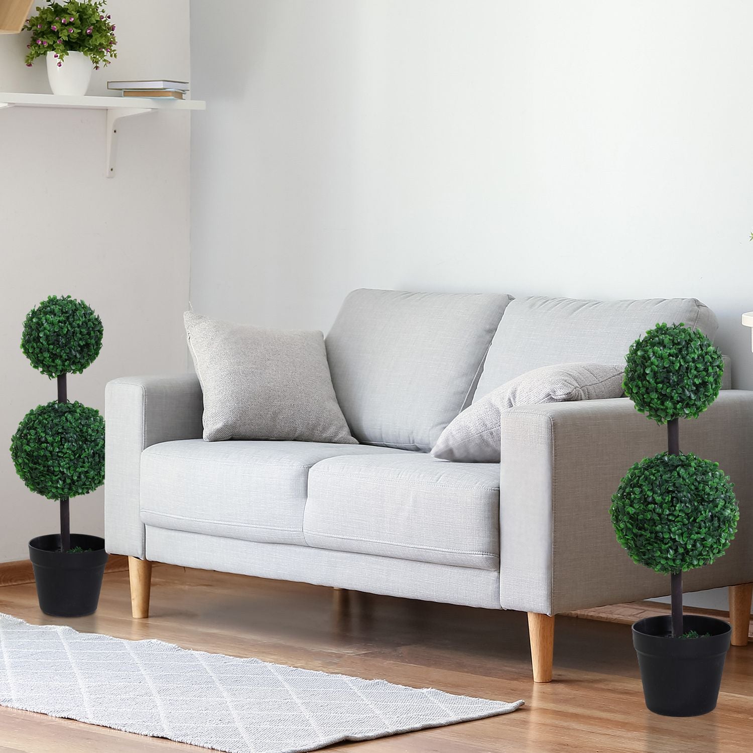 Set med 2 stora 67 cm konstgjorda träd med 2 bollar