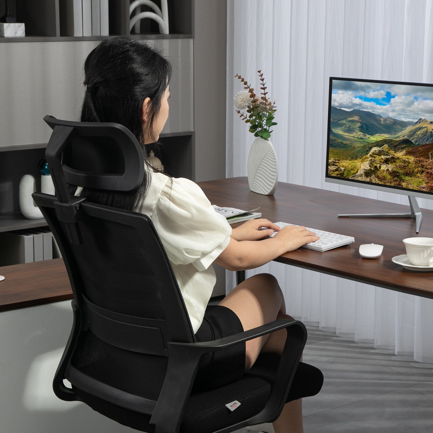 Ergonomisk kontorsstol med armstöd och justerbart nackstöd