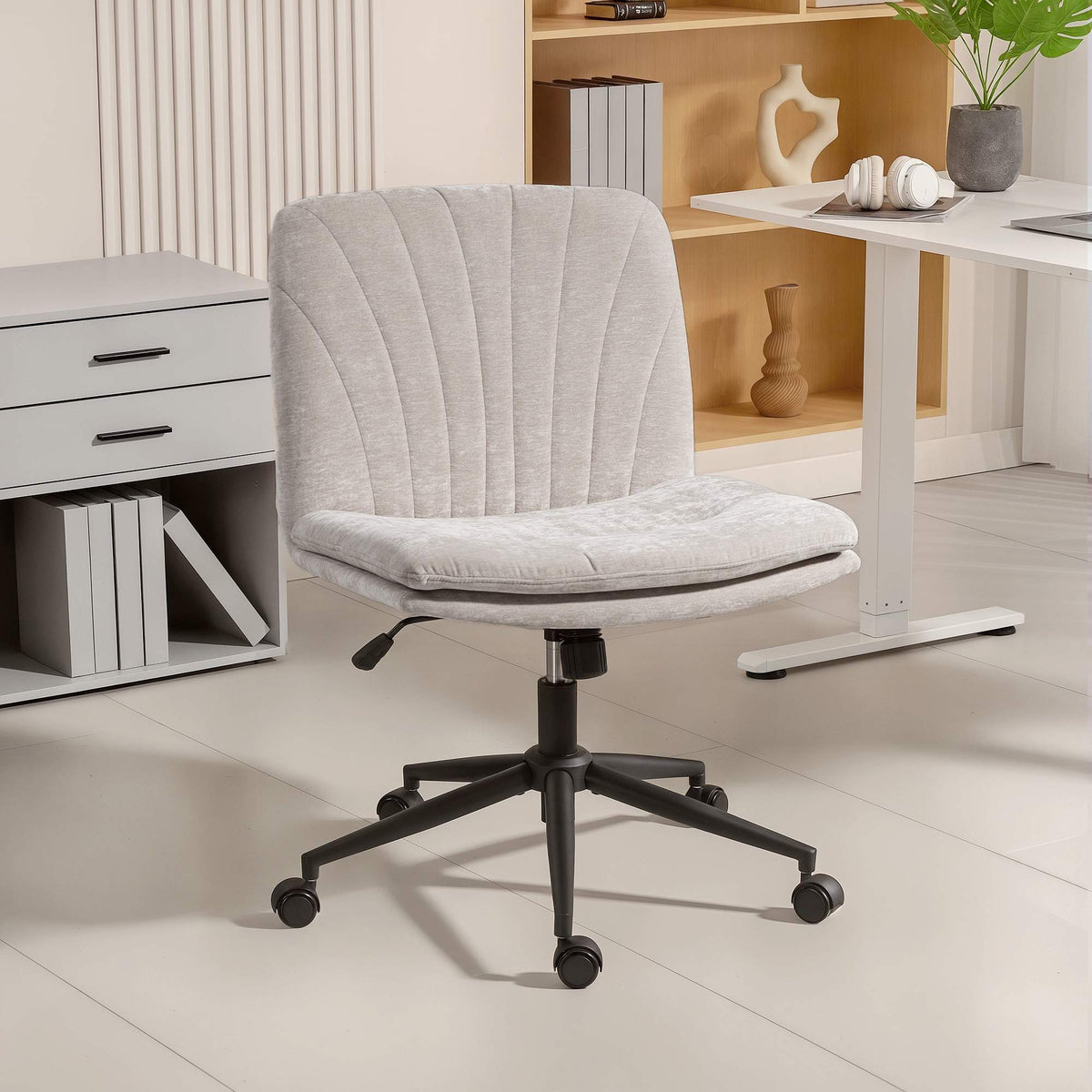 Kontorstol uten armlener med kryssede ben, høydejusterbar, beige