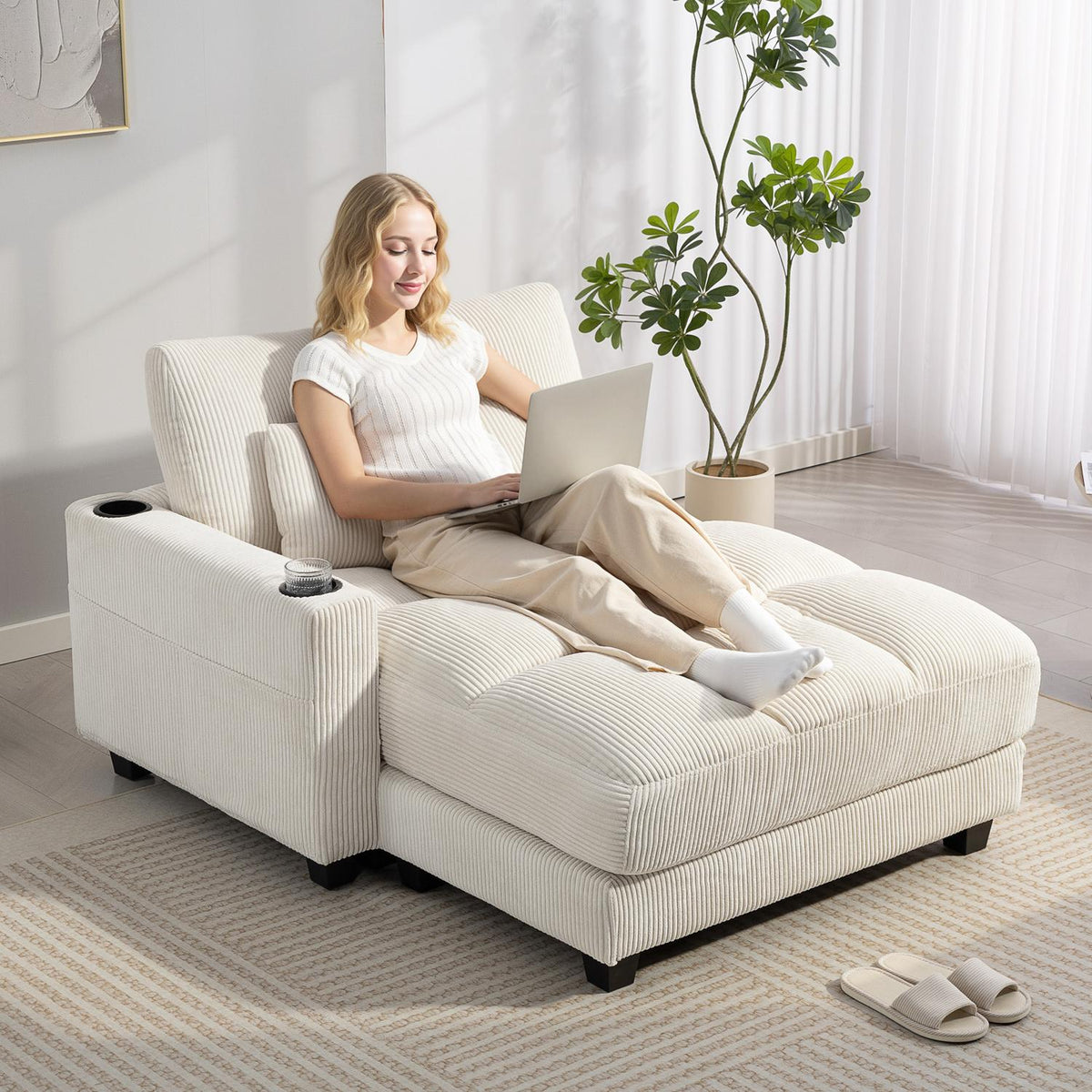 Konvertibel bäddsoffa med kuddar och mugghållare, krämvit