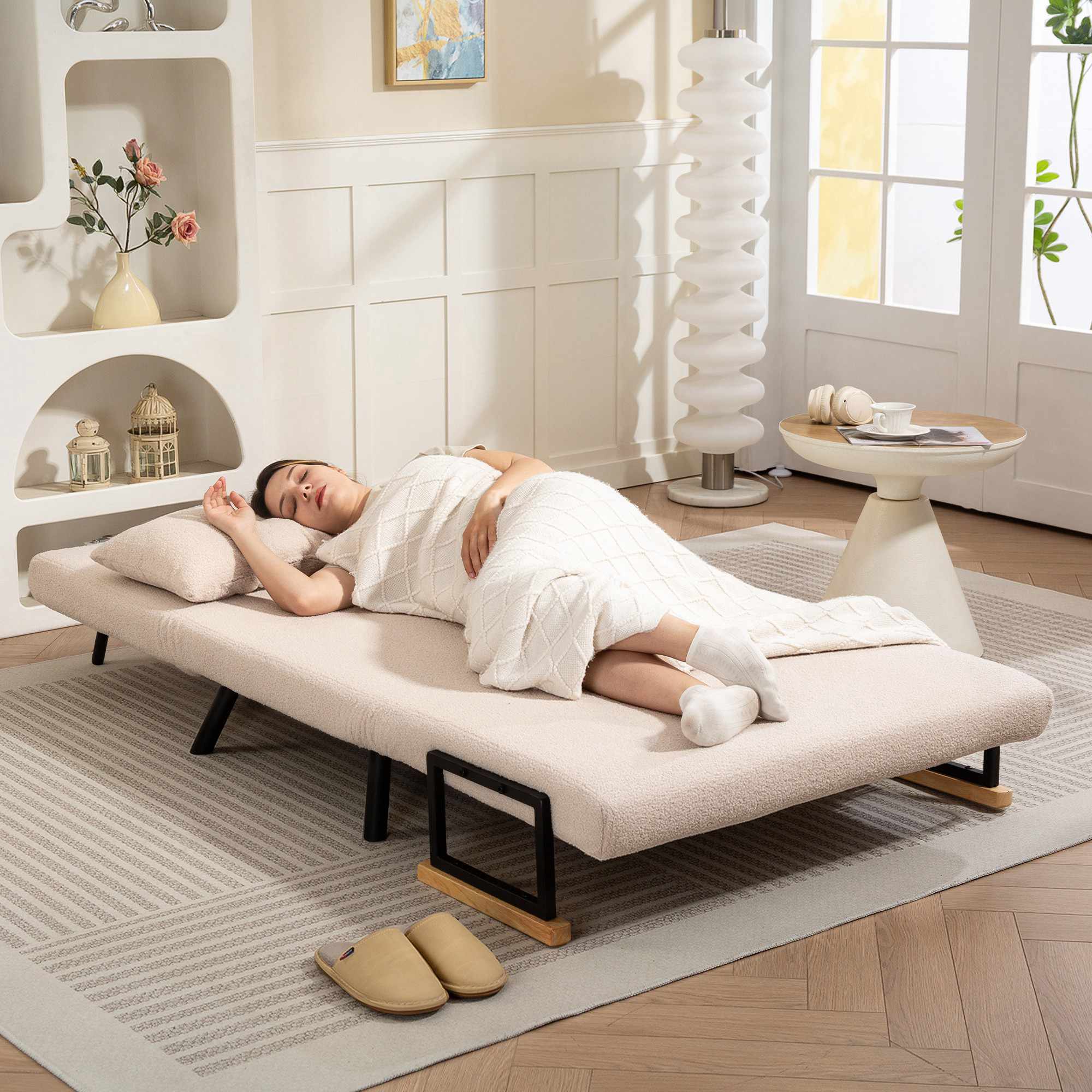 Konvertibel sammetsbäddsoffa med kuddar, beige