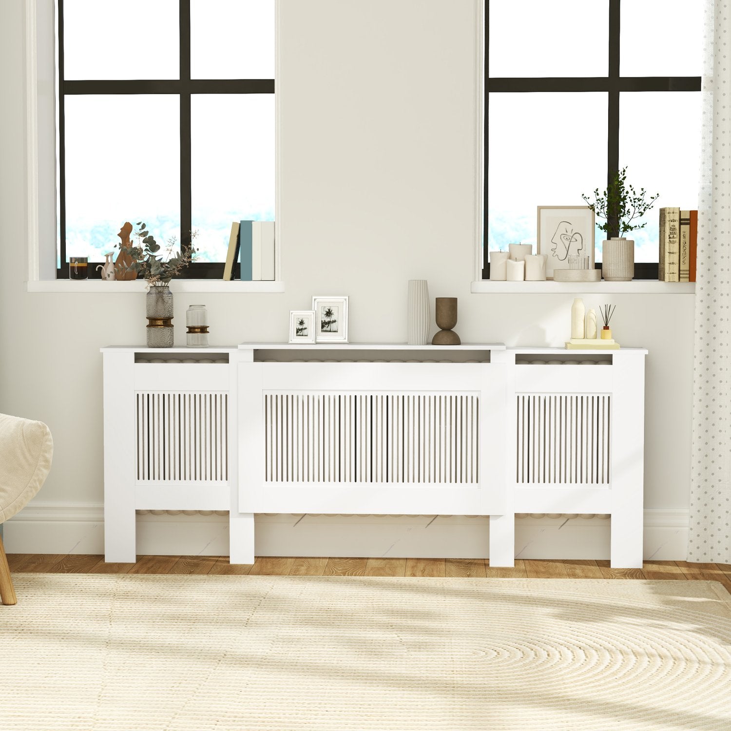Utdragbart vitt kylarskydd med hylla, spaltdesign