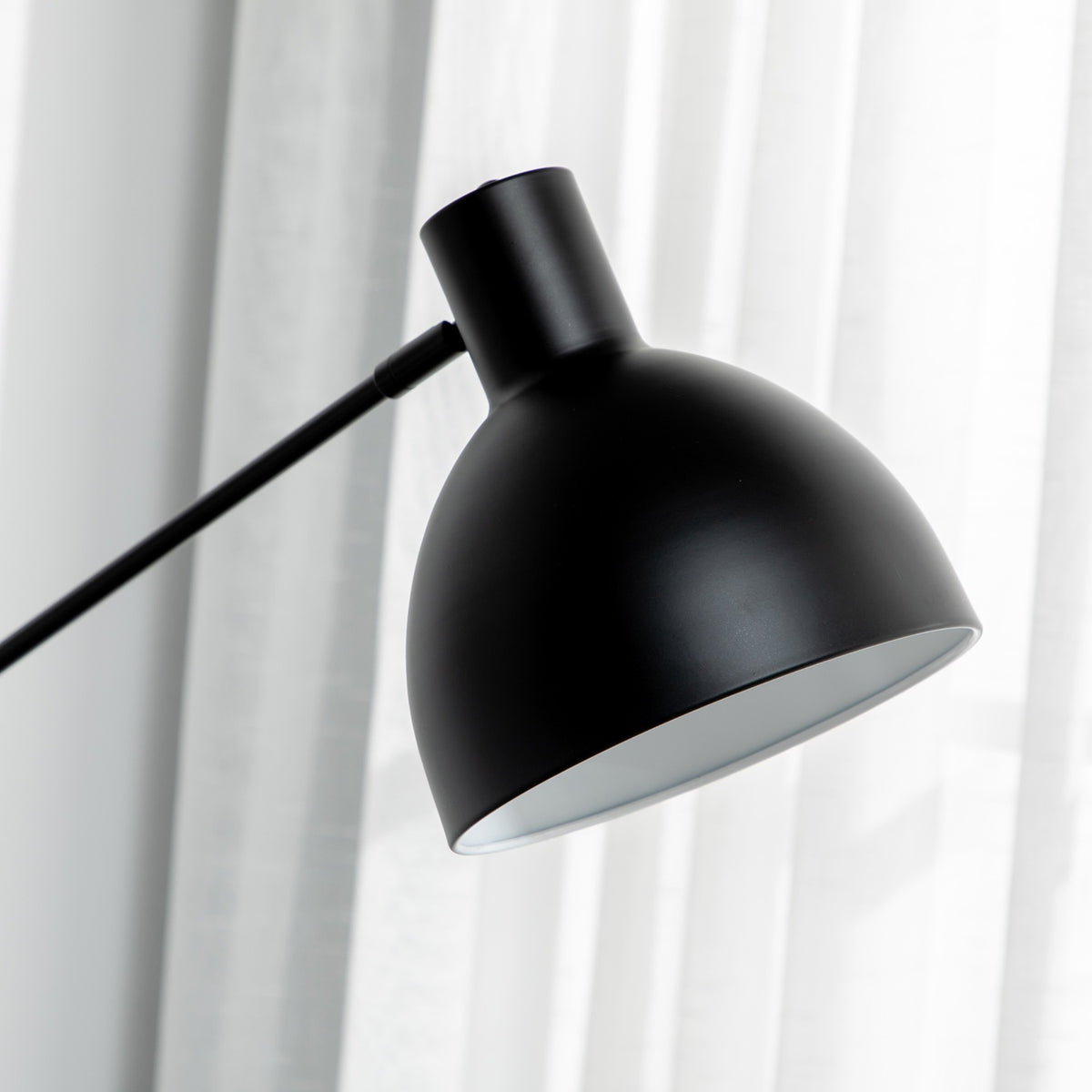 LED-golvlampa med justerbart stativ och dimbart ljus