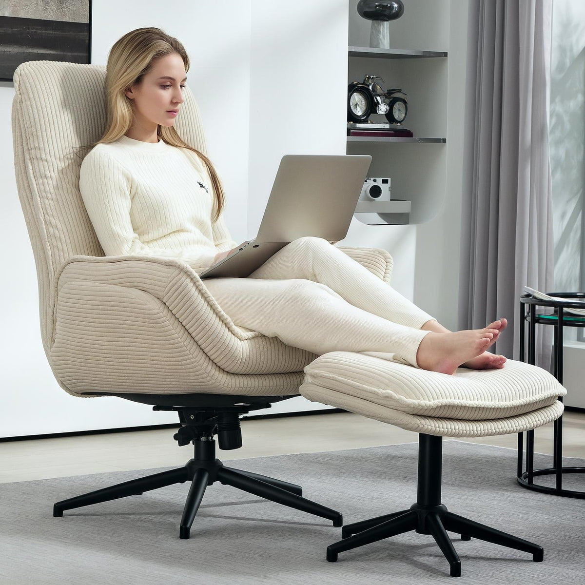 Liggestol beige med 360° dreibar og krakk
