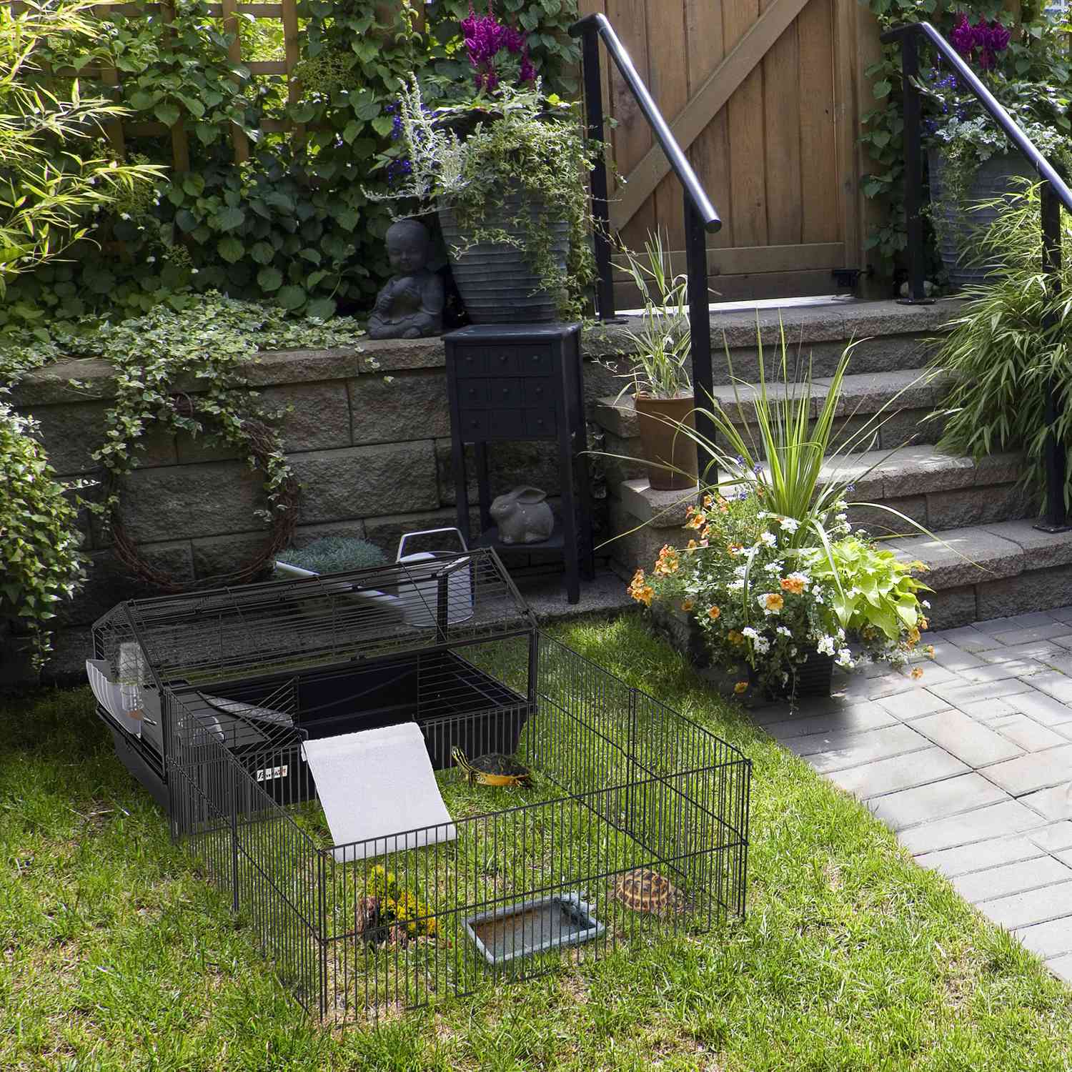 Liten djurbur – metallgnagare med trädgård och balkong