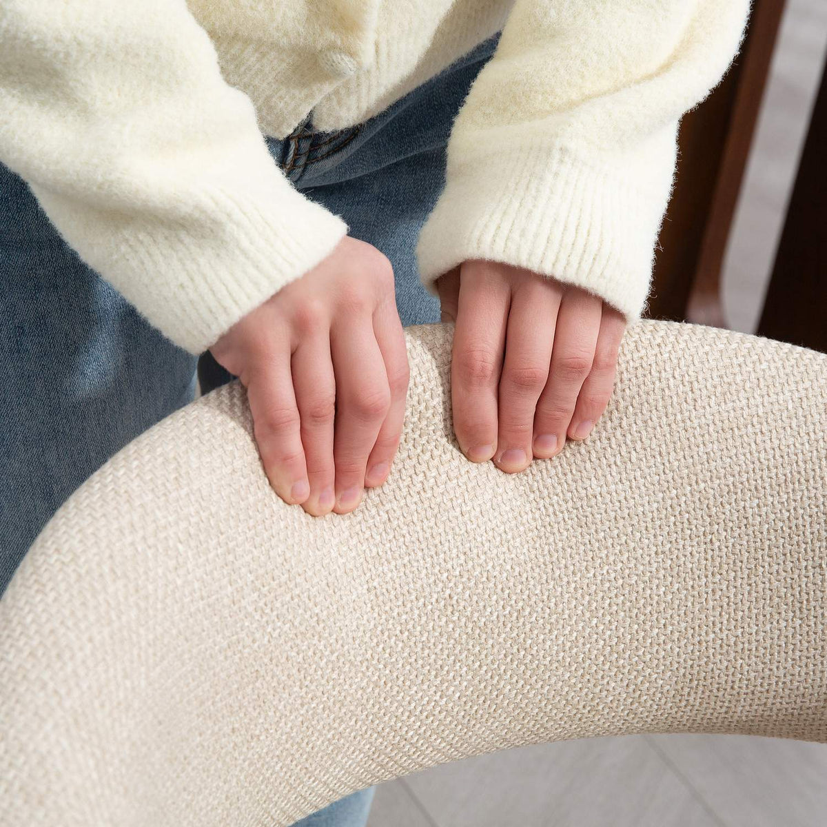 Spisestol, linstoff, buet ryggstøtte, treben, beige
