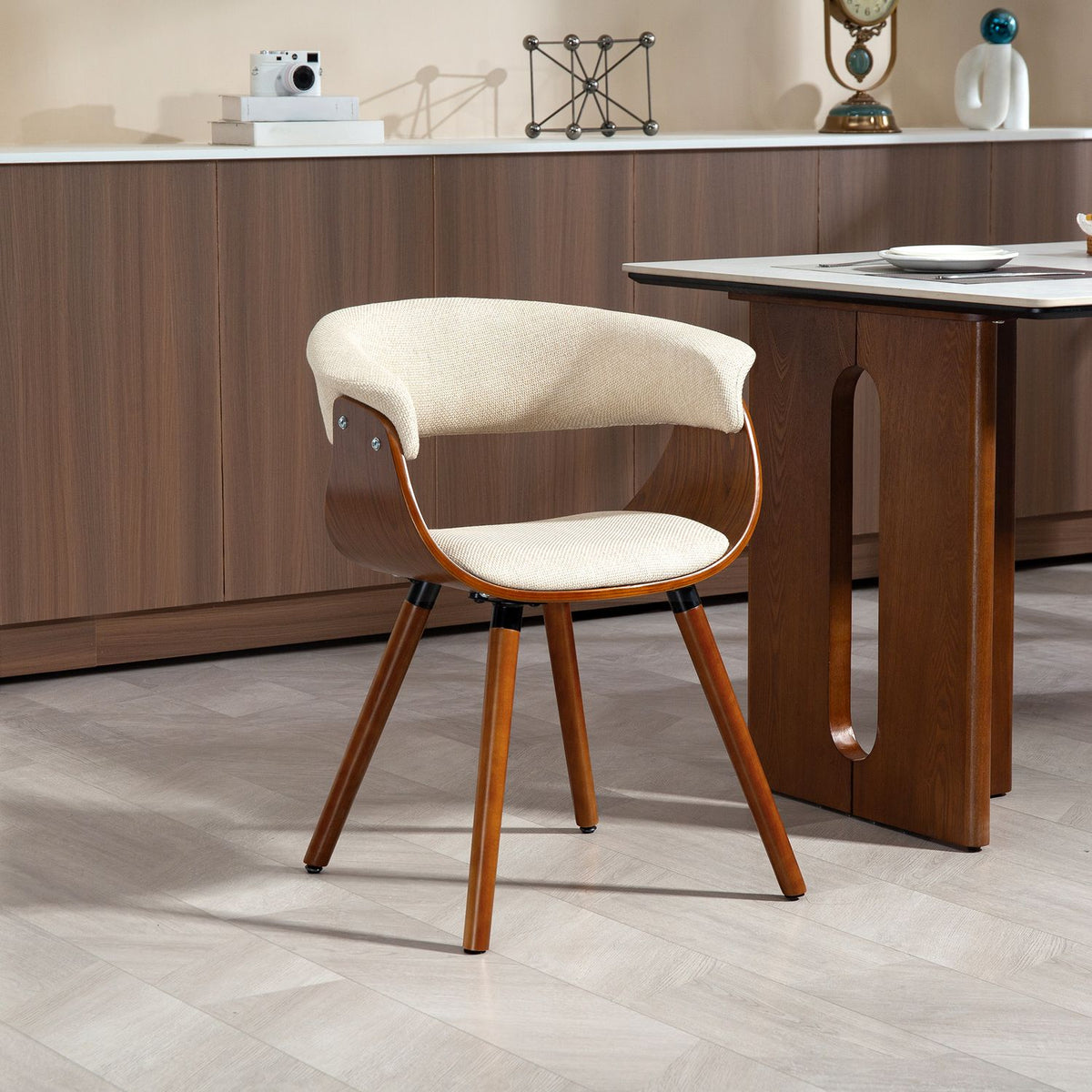 Spisestol, linstoff, buet ryggstøtte, treben, beige