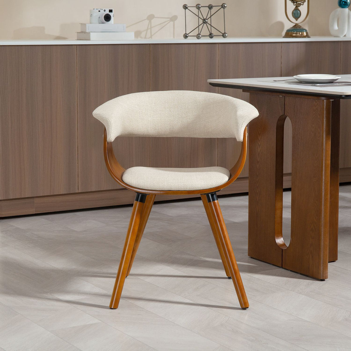 Spisestol, linstoff, buet ryggstøtte, treben, beige