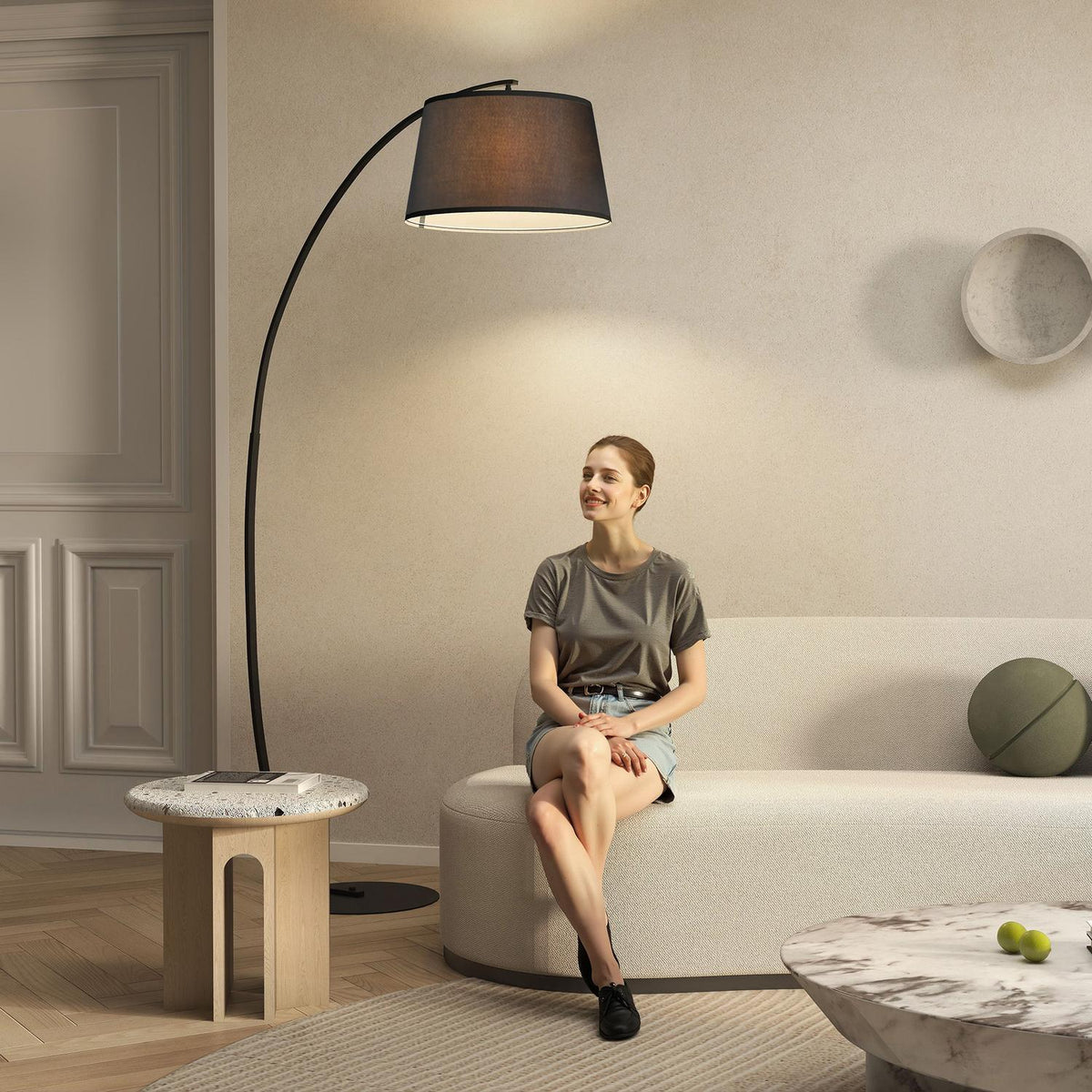 Modern metallbåggolvlampa med svart linneskärm