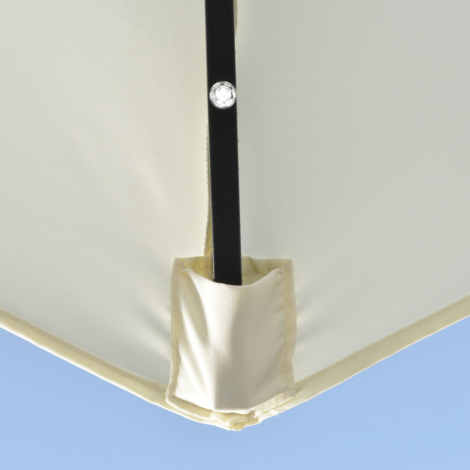 Halvt paraply med LED-lampor, handvev, solpanel, beige
