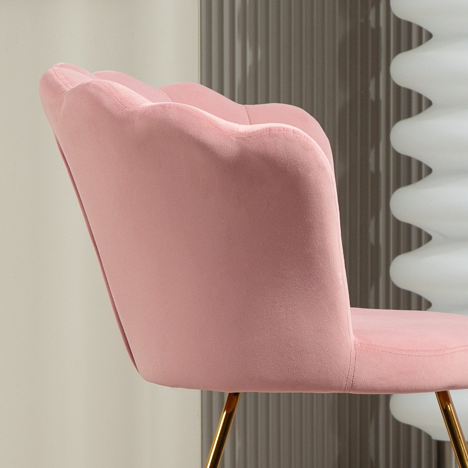 Pink Velvet Lounge Chair – Armstöd, metallben, stoppade