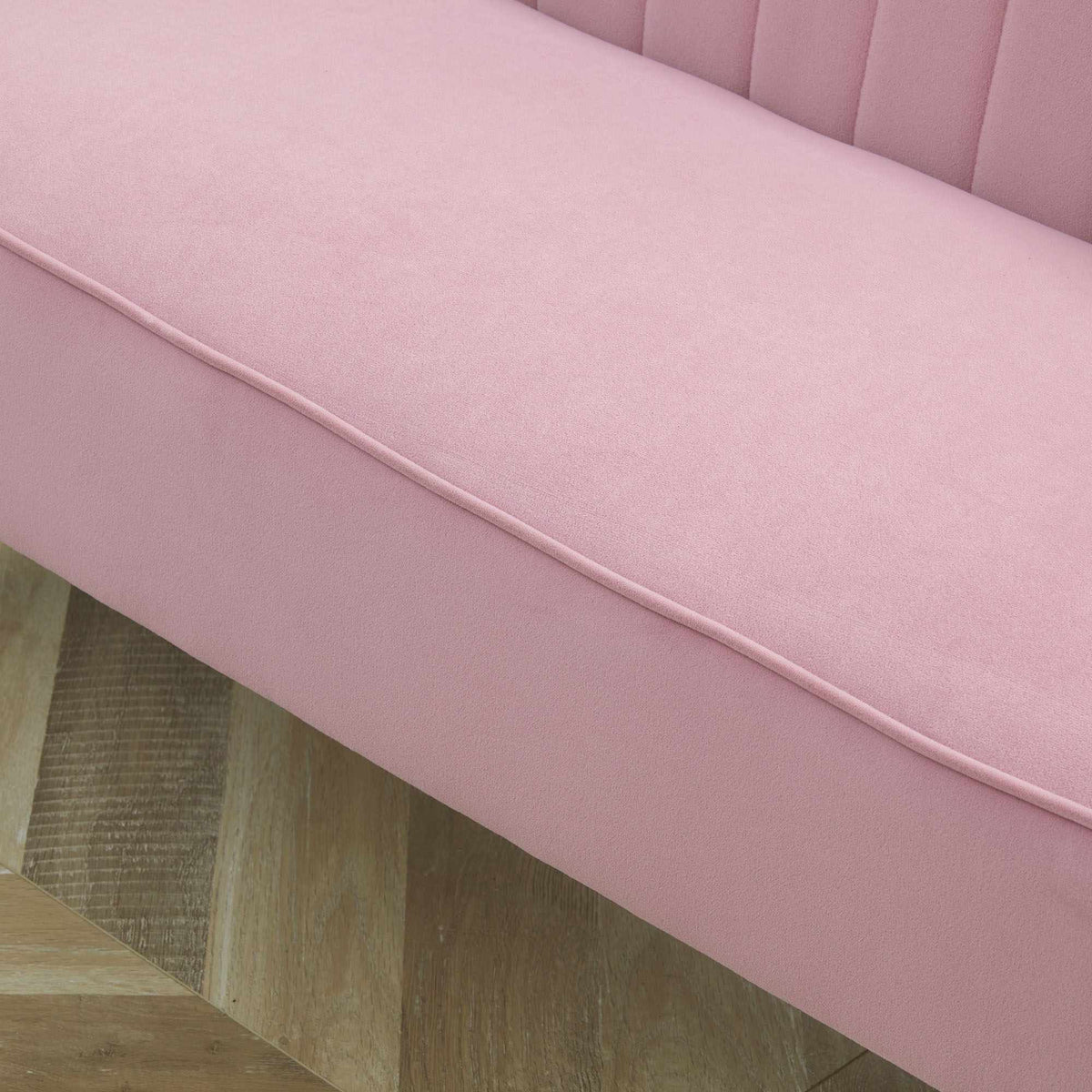 Rosa 2-seters stoffsofa med treben