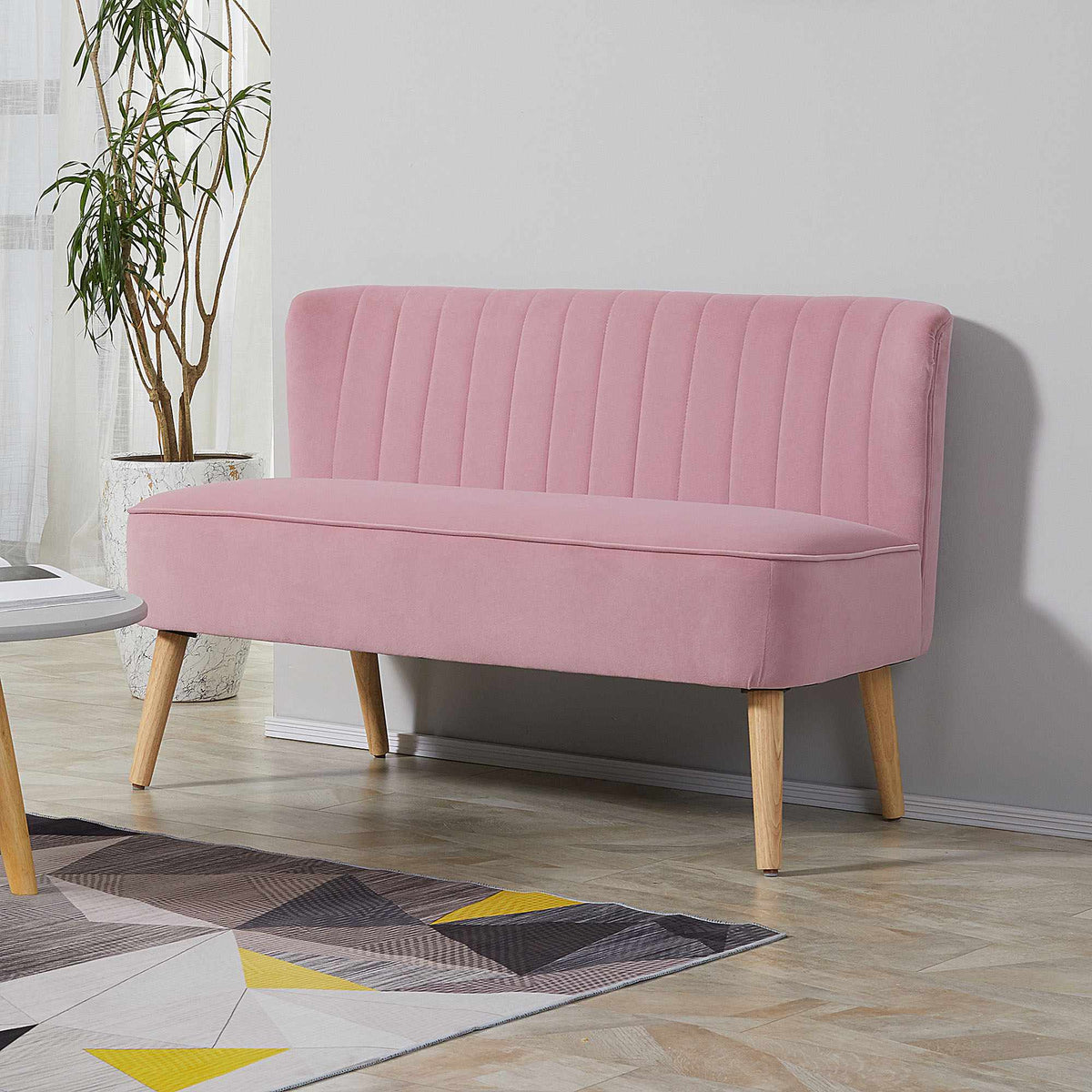 Rosa 2-seters stoffsofa med treben