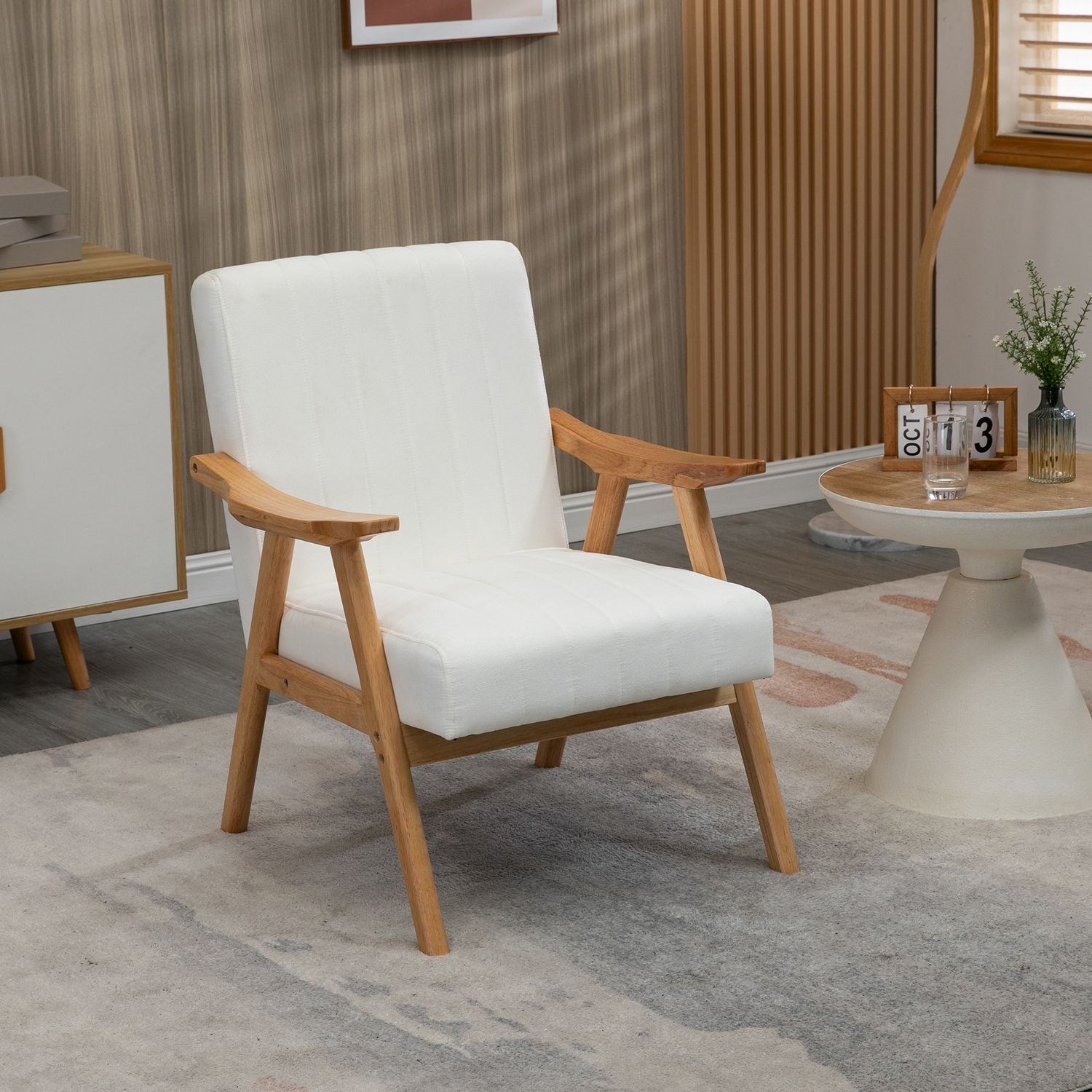 Scandi klädd loungestol i sammetslook med armstöd