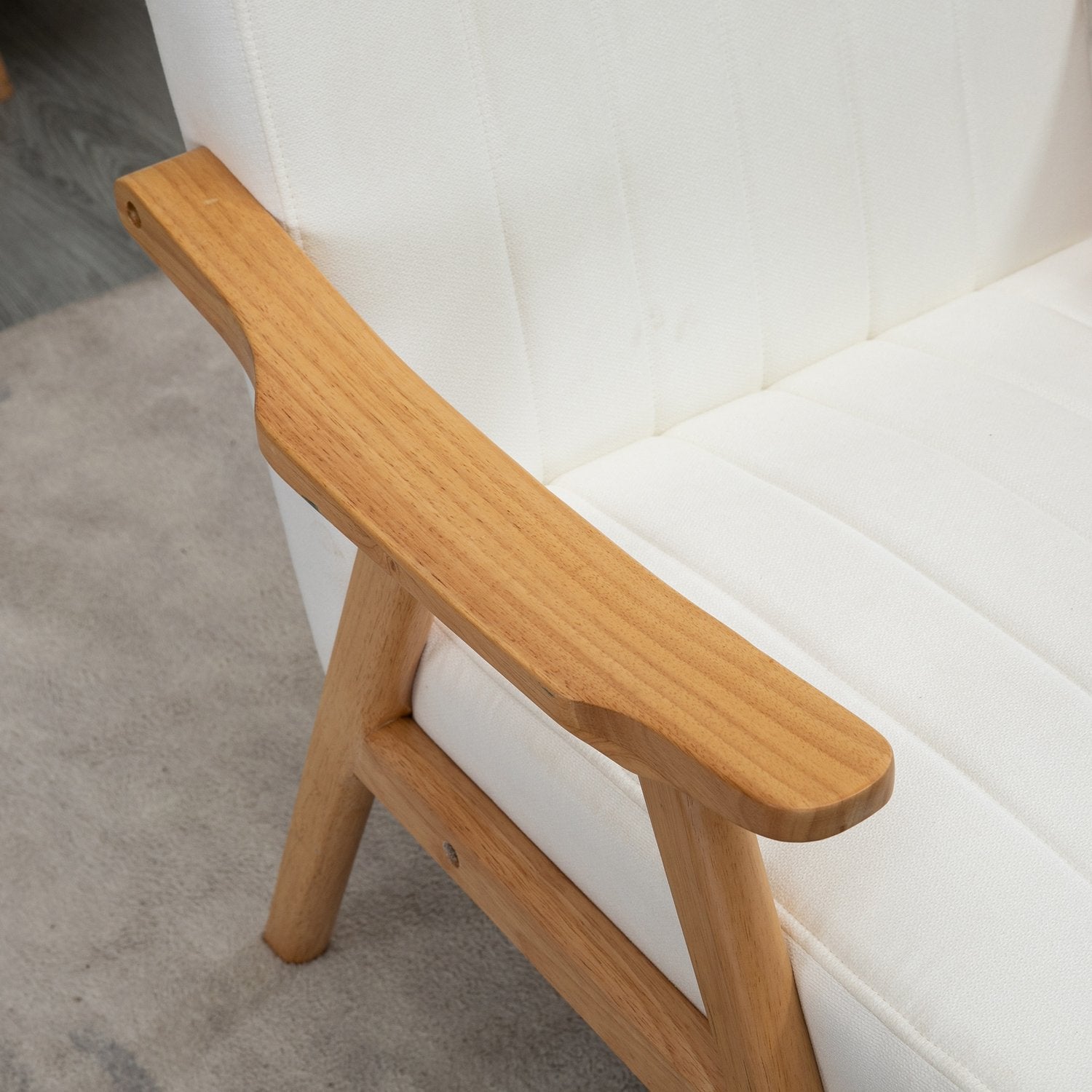 Scandi klädd loungestol i sammetslook med armstöd