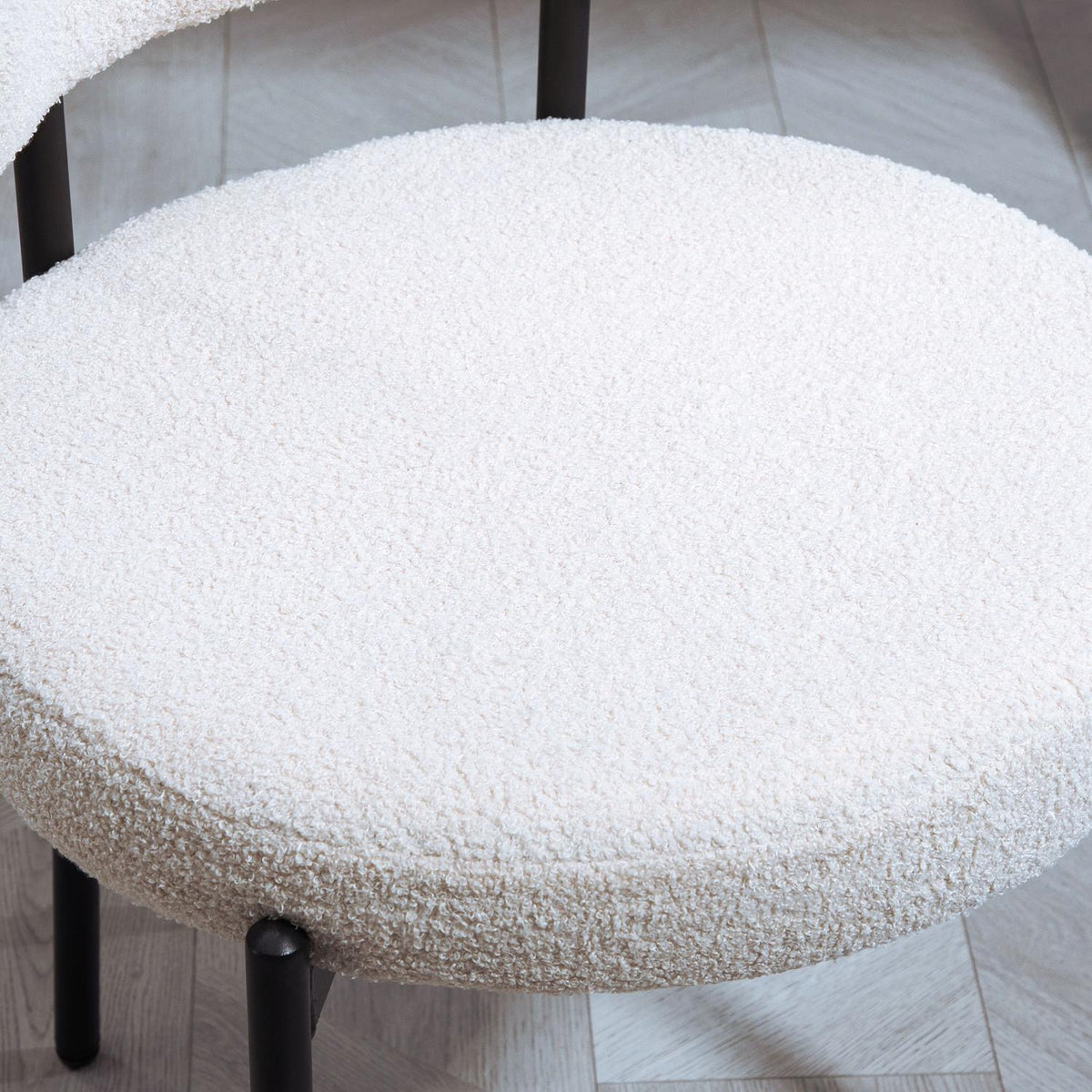 Sett med 2 spisestoler, kledd i fleece, stoler med polstrede seter, metallben, kremhvit