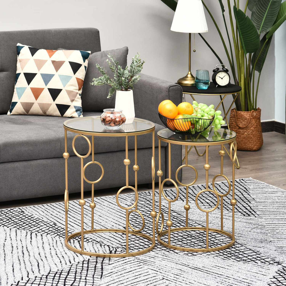 Sett med 2 salongbord, sidebord med glassplater, stuebord med bue- og kulesdesign Ø41 x 57 cm, gull