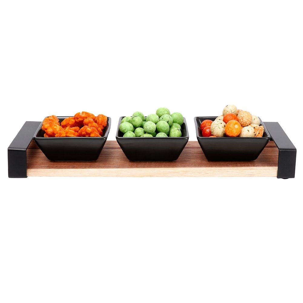 Set med tre skålar på akaciabricka för snacks och såser