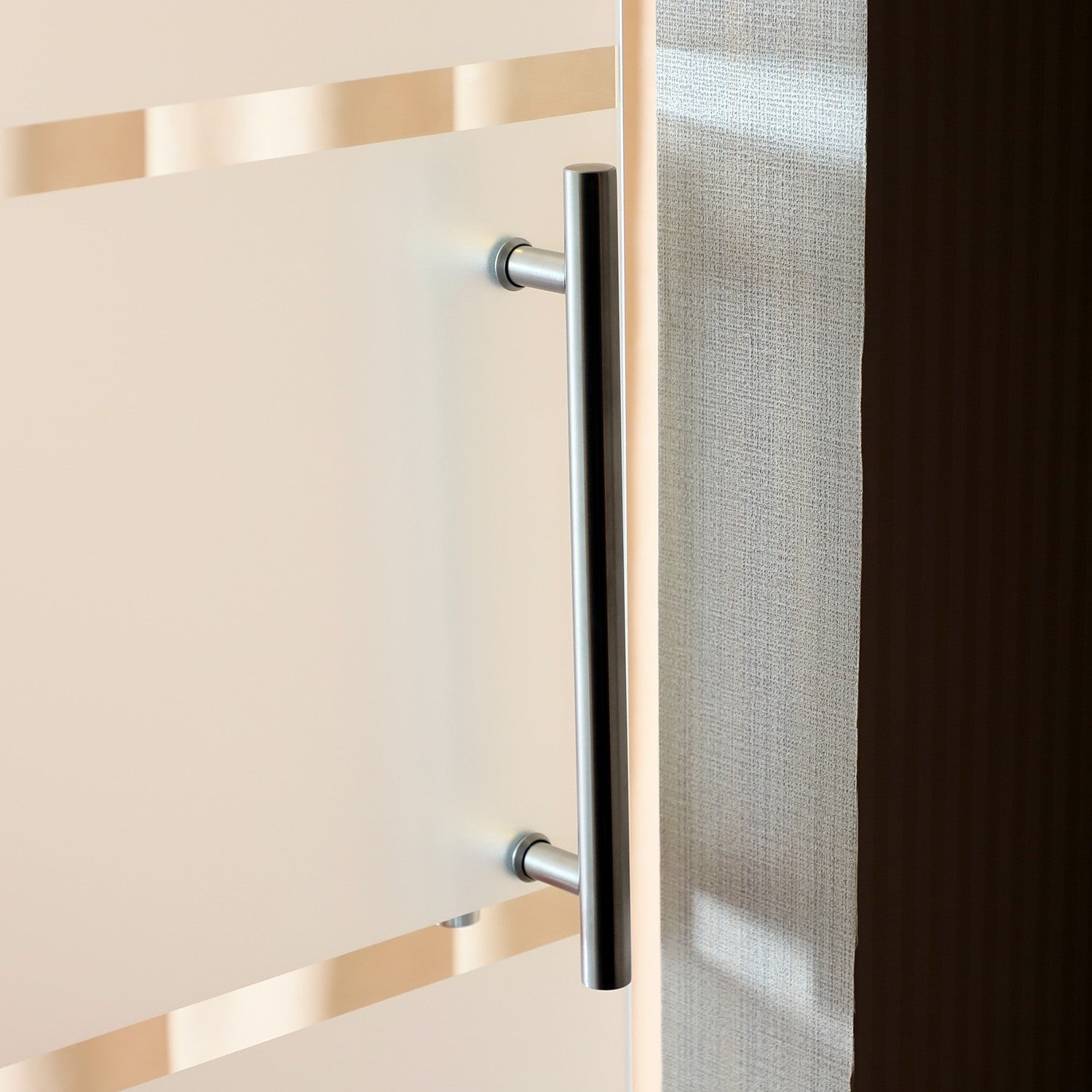 Skjutdörr i glas med randig satinfinish, 2050x900mm